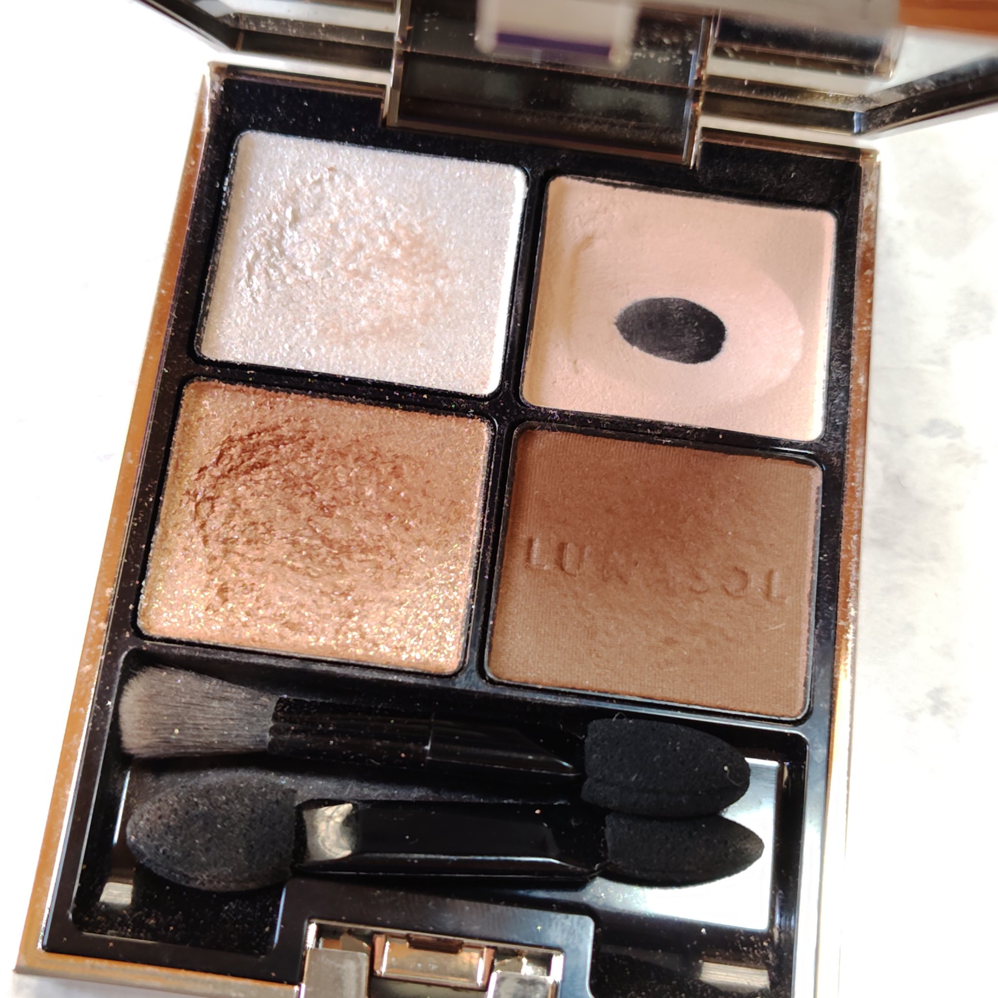 ルナソル 
アイカラーレーションN
15Flawless Clarity

全部使いやすい色
ラメ感もたまらない美しさ

気になってる方 是非チェックしてみてください

＃LUNASOL　＃ルナソルアイカラーレーションN　＃ルナソルアイシャ