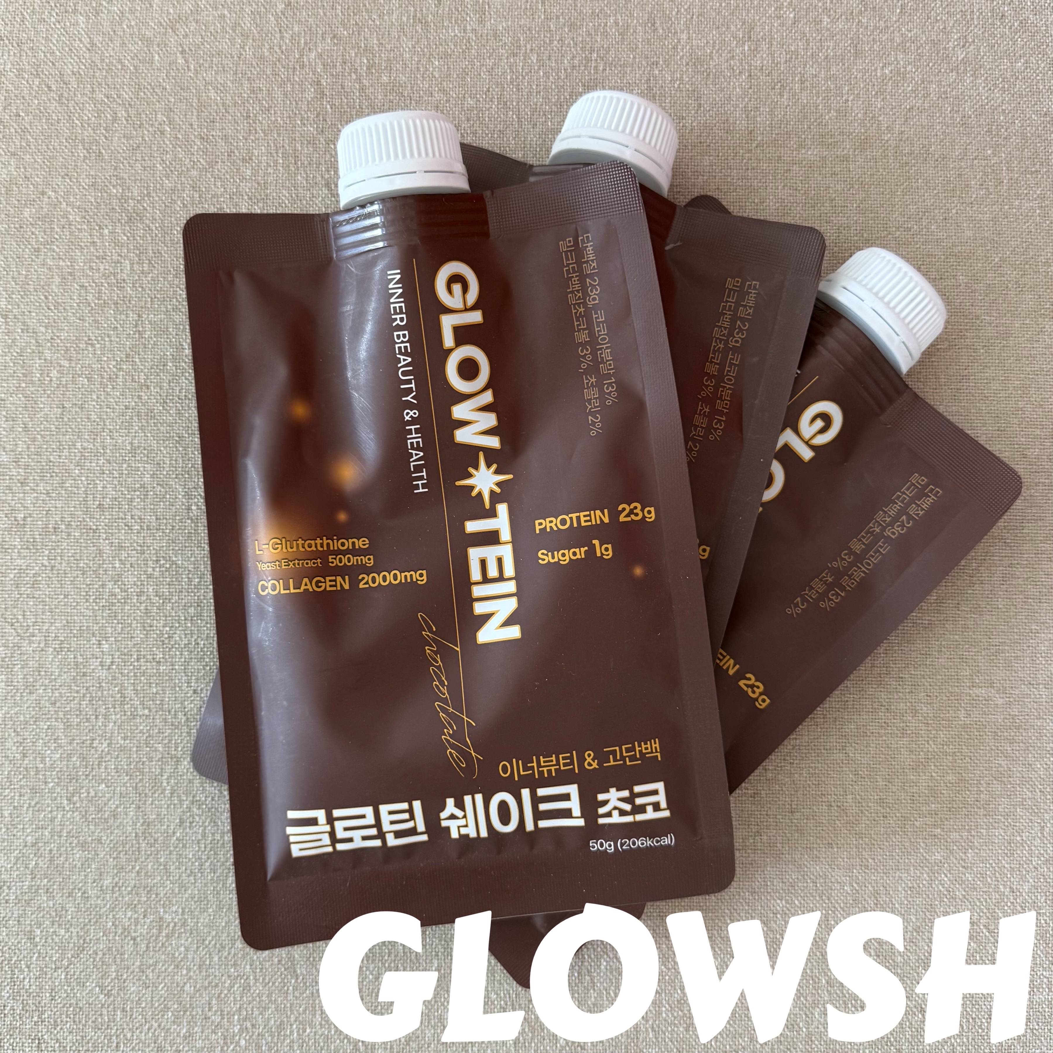 【お肌までケアするプロテインシェイク🥤】

Glowsh

☑︎グロチンシェイク

美容プロテインシェイクで
おいしくインナーケア

────────────

お肌の輝きの"Glow"＋タンパク質の"Protein"の発想からうまれたビ