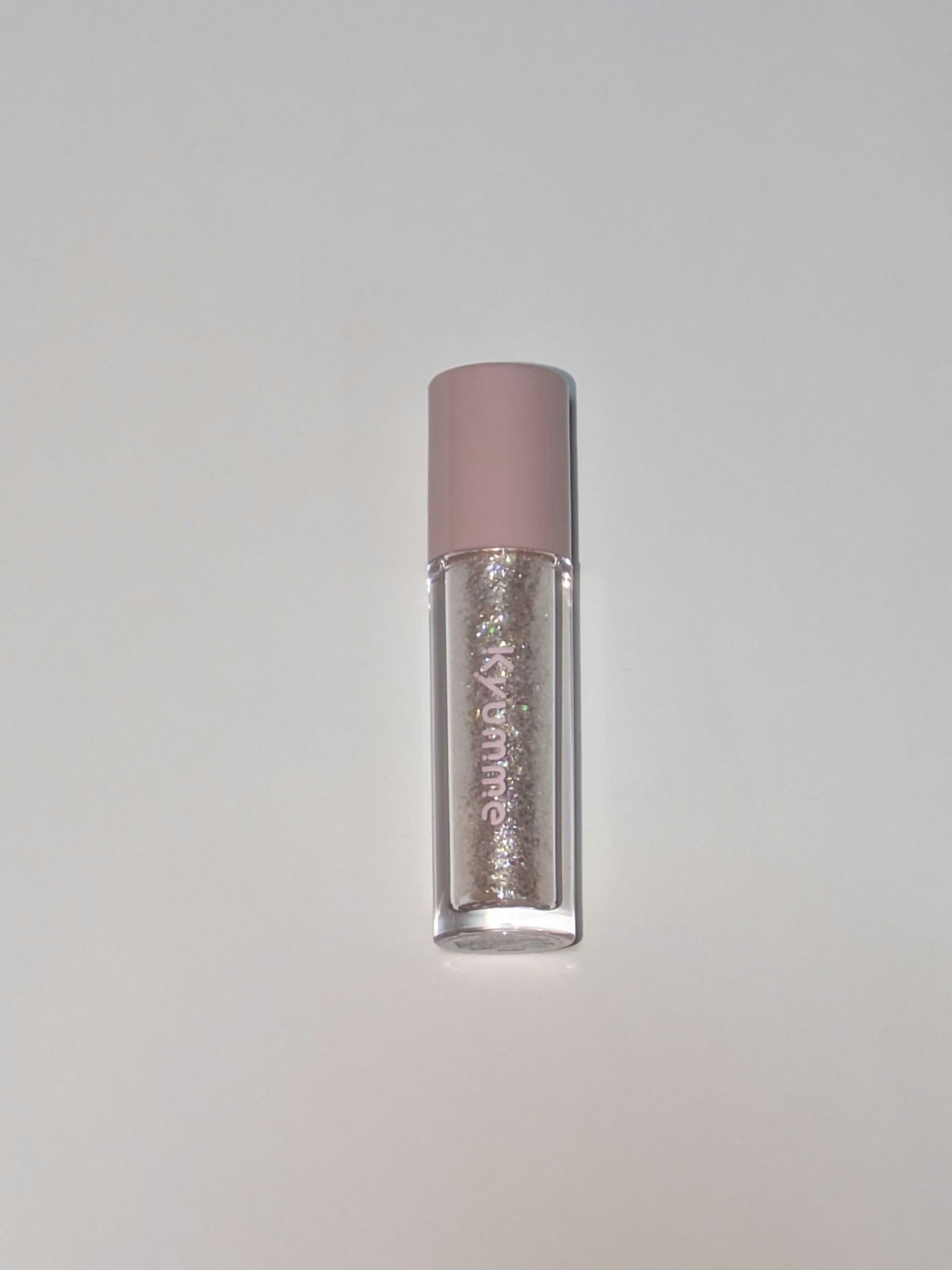 Kyumme KM グリッタージェルのクチコミ「試しにグリッターを買ってみようとダイソーで購入しました。
大粒のシルバーとゴールドラメが入って.....」（2枚目）