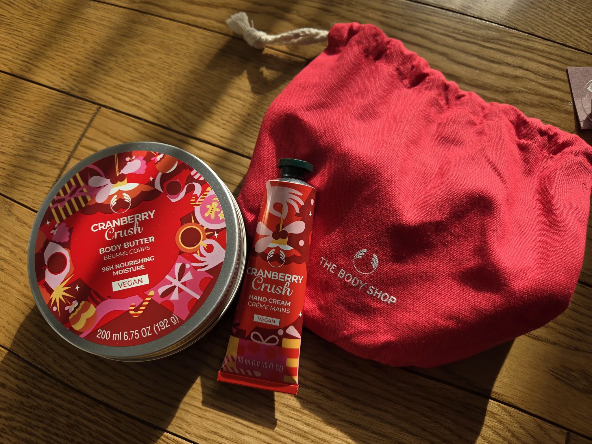 THE BODY SHOP ボディバター クランベリークラッシュのクチコミ「THE BODY SHOPの
クランベリークラッシュ ボディケアポーチ。

鮮やかな赤のポーチ.....」（1枚目）