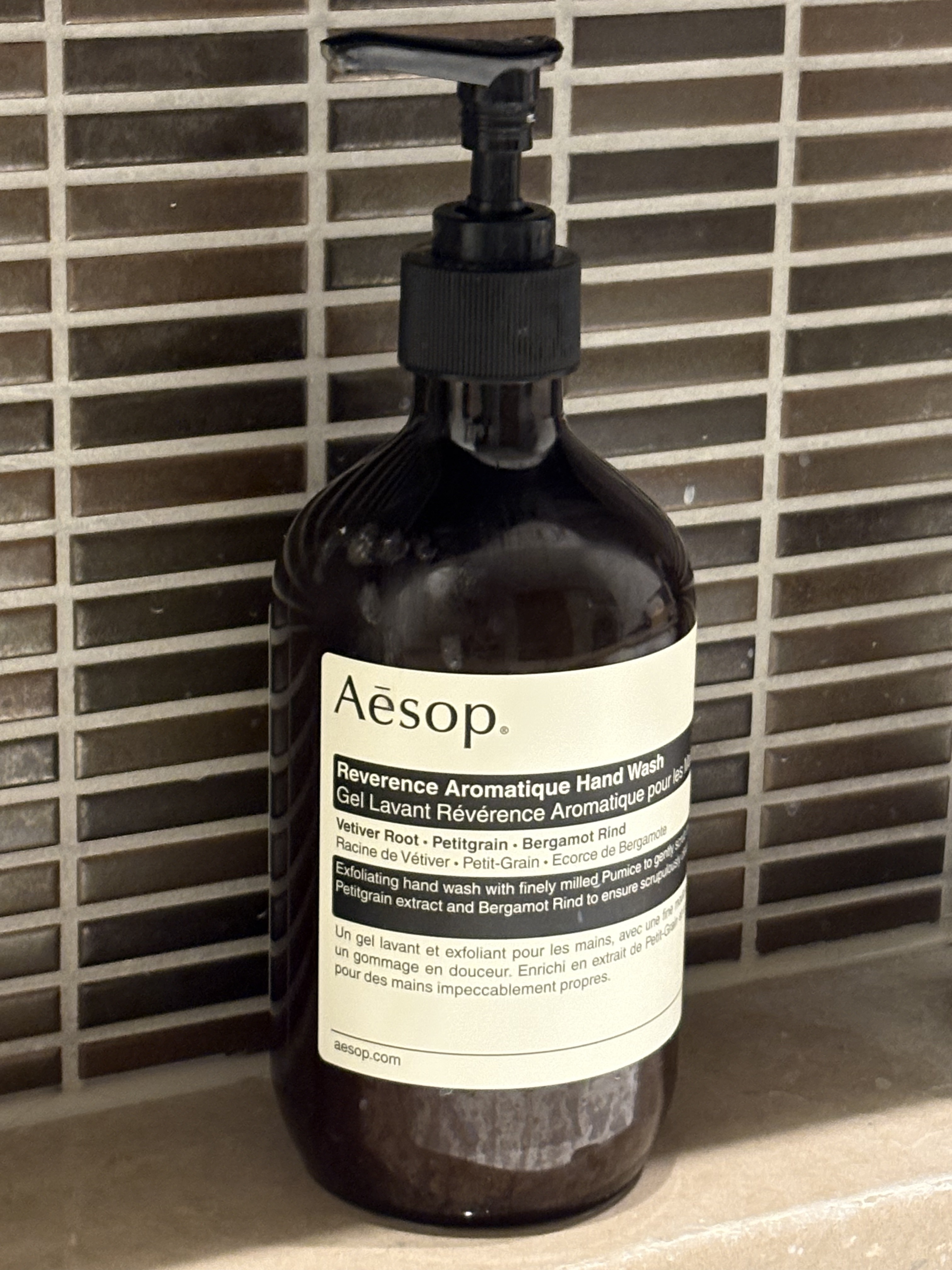 Aesop レバレンスハンドウォッシュのクチコミ「アーモンド色のボトルがおしゃれな Aesop（イソップ）のハンドソープ。
手を洗うたびに、ウッ.....」（1枚目）