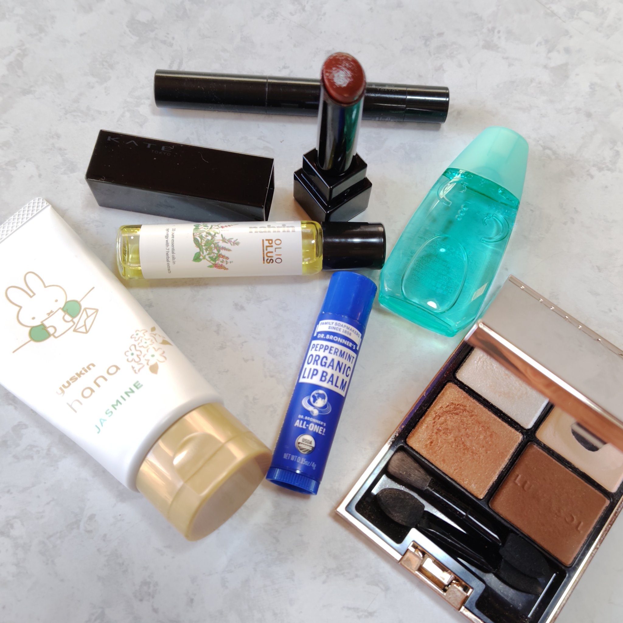 ＃ルナソル 
＃アイカラーレーションN
15Flawless Clarity
ラメが綺麗でお気に入り　　


＃nahrin
＃ハーブオイル33+7 ロールオン
10ml
リフレッシュに

気になってる方は是非チェックしてみてください
＃ハ