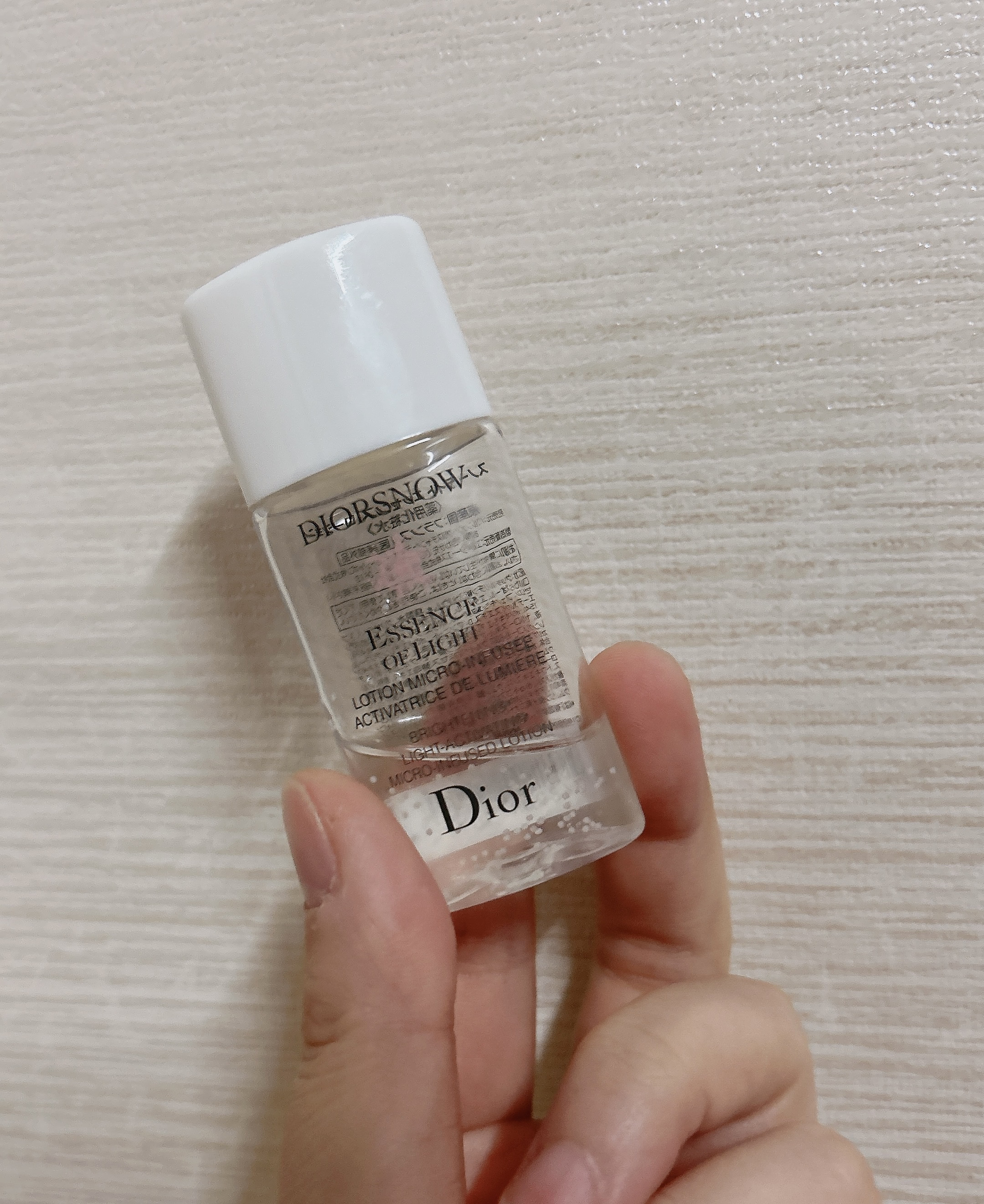・Dior ディオールスノーエッセンスオブライトマイクロローション


つぶつぶの入ったディオールの化粧水。


手に取った時はまだつぶつぶだけど、なじませるとつぶつぶがなくなって
化粧水と混ざる感じです。


とろみのある化粧水で、やっぱ