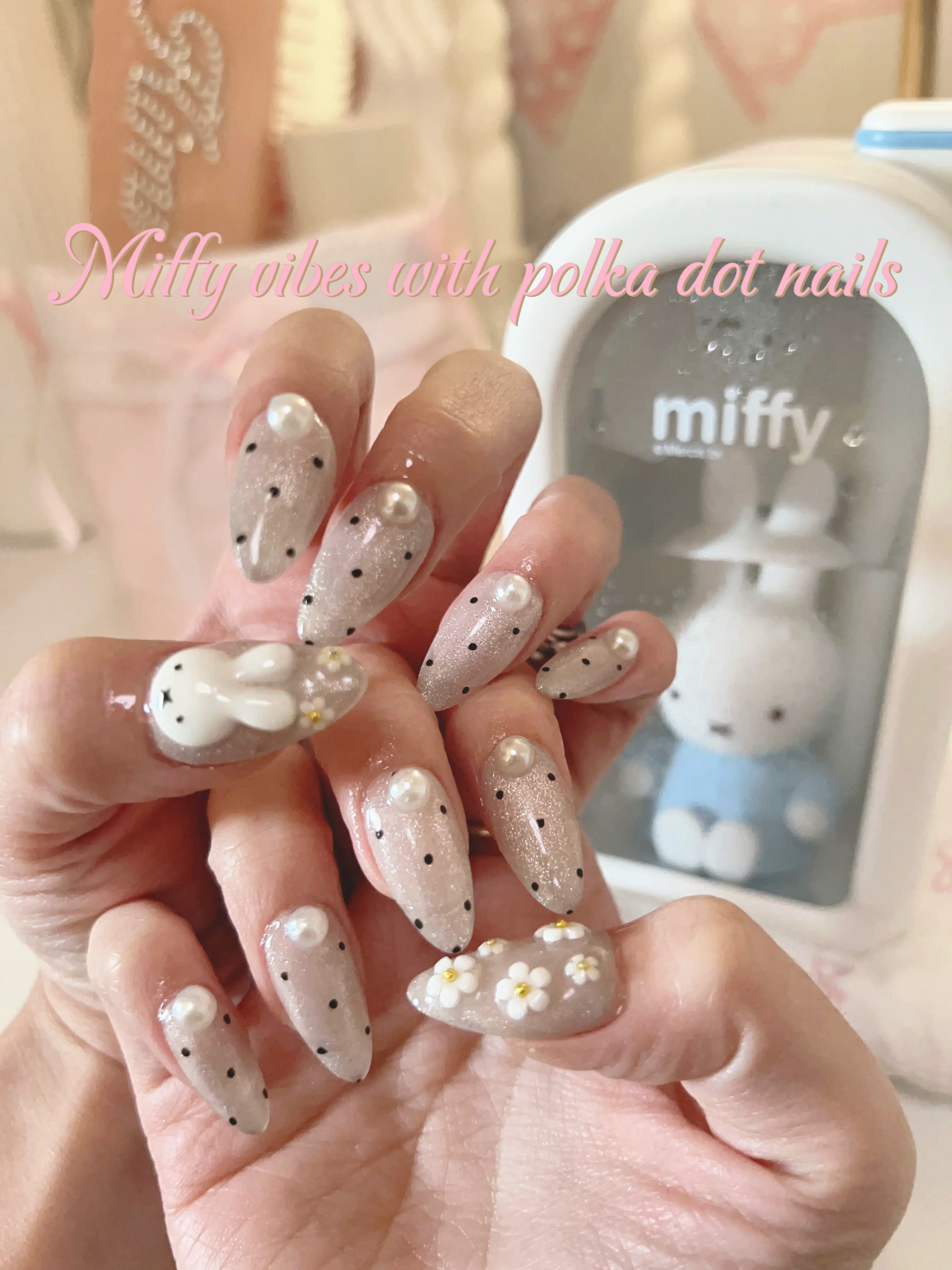 #ミッフィーネイルのネイルデザイン