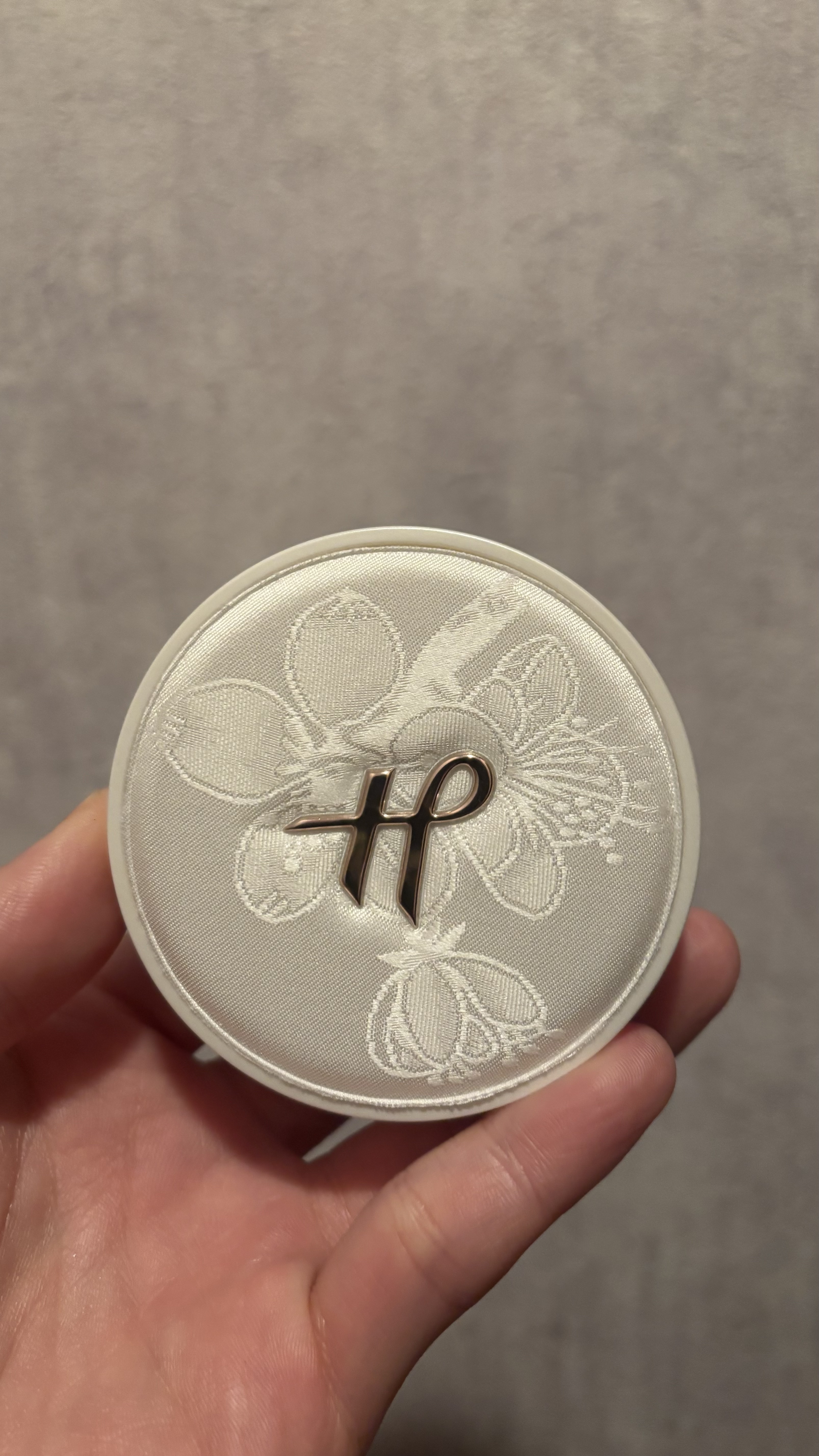 毛穴目立つ人、これ結構良かった。

水分多めでつっぱらないから
毛穴がカピカピせず、影っぽくぼける感じ。

厚塗りにならないのに肌が整って見える◎
夕方の毛穴浮きが気になる人向け。


フィラン梅の花アンプルクッション
	•	つっぱり感なし