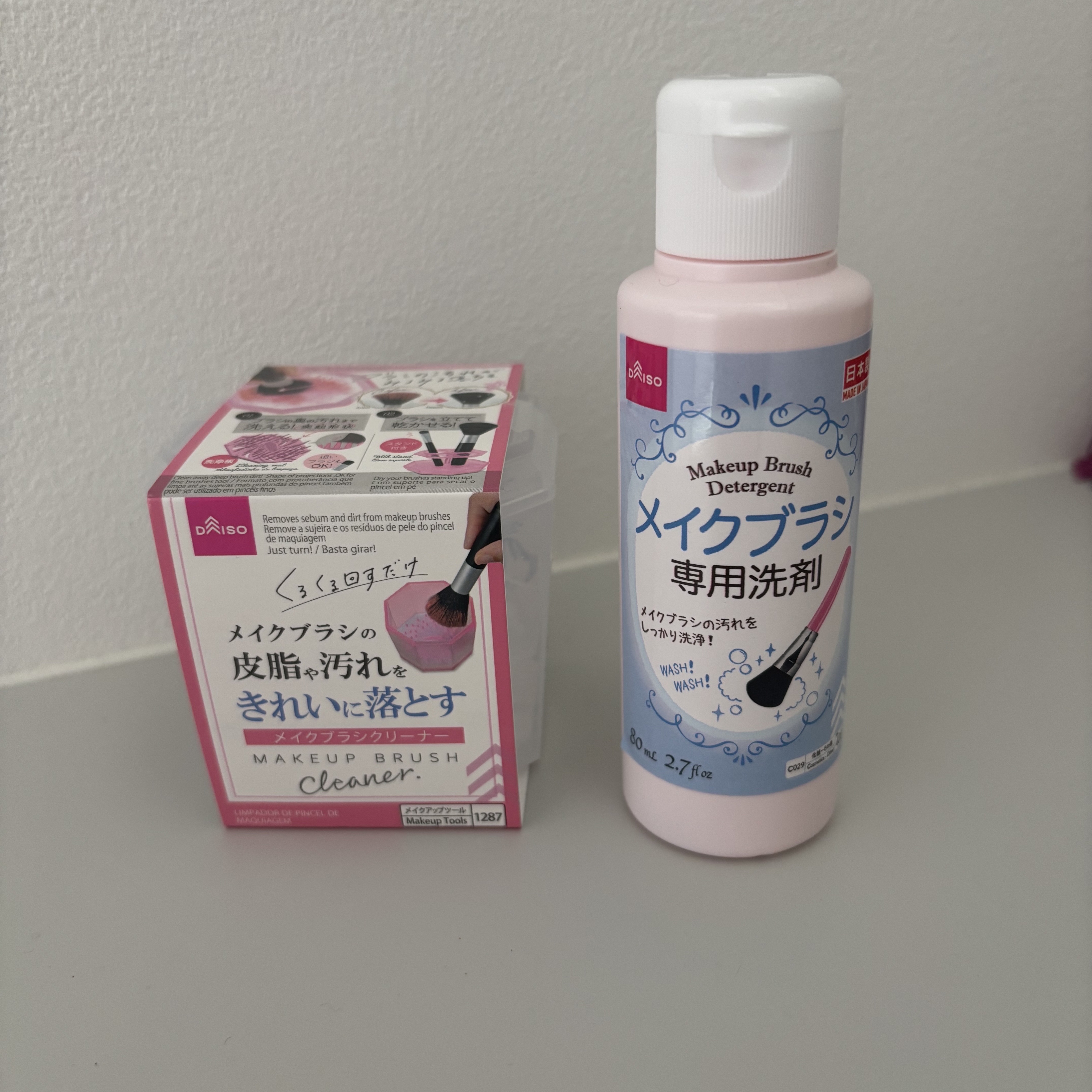 必需品✨️

①DAISOメイクブラシ専用クリーナー

②DAISOメイクブラシクリーナー


どちらもDAISOで買いました🛒➰

お友達にメイクブラシを拭いて
綺麗にするハンカチなどをいただきましたが、なかなか使えなくて😮‍💨

