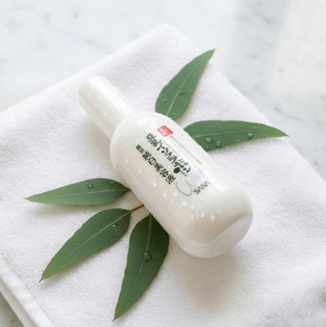 なめらか本舗 薬用美白美容液のクチコミ「なめらか本舗
薬用美白美容液
100ml

ポンプ式の化粧水、美容液、乳液と3役こなす美容液で.....」（1枚目）