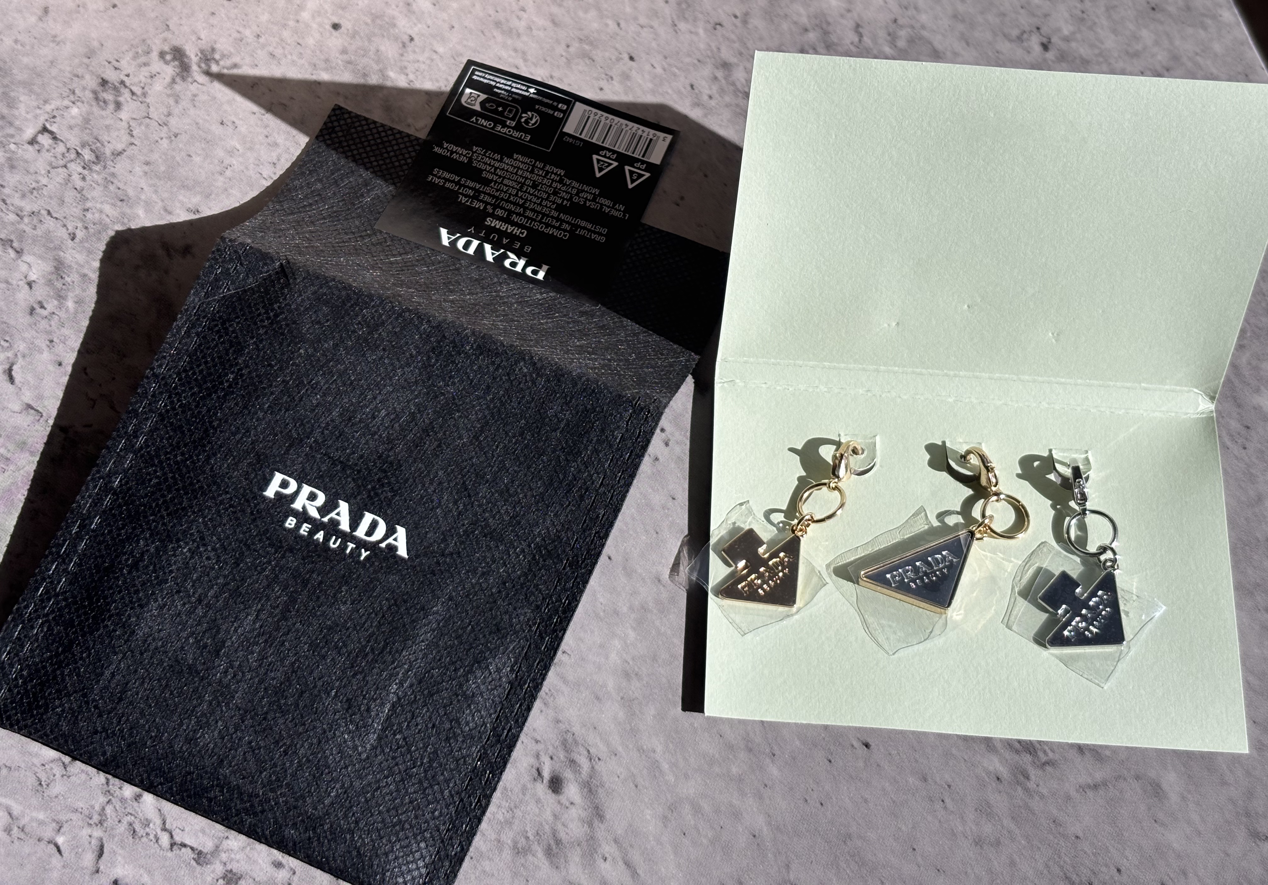 PRADA BEAUTY
ノベルティー チャーム


可愛すぎる🩷

しかも3つ(´•͈ω•͈⑅)


色々なブランドのノベルティーを比べてみるとそれぞれ違う(´•͈ω•͈⑅)


どこのブランドも好きだな(´꒳｀*)
しかし、一長一短あ