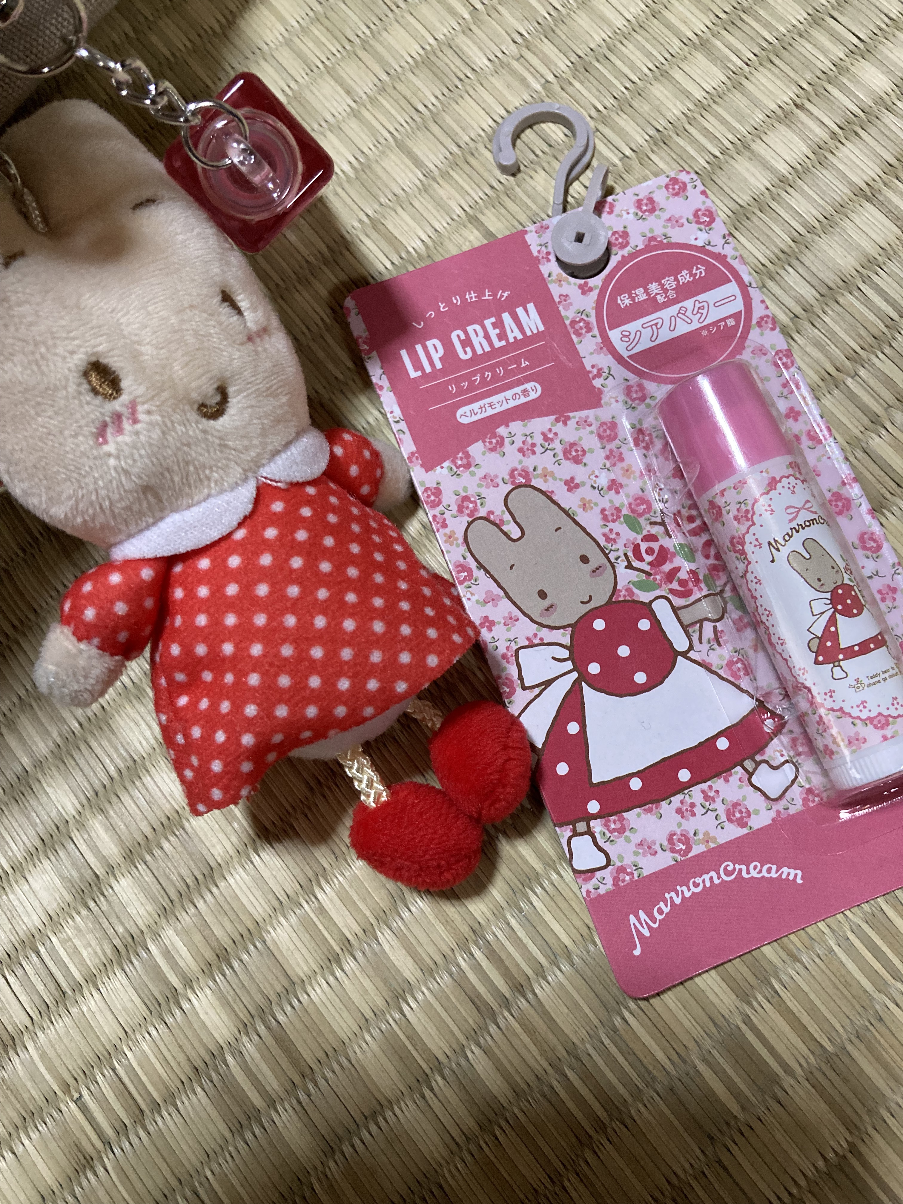 仲良しの子が#しまむら でリップクリームを買ってきてくれました🤲

乾燥を防いでしっとり唇に💋

すごく潤います  が

ベルガモットの香りが少し気になってしまいます💦

唇にお花の香りは🌸🌼いらないかなー💦