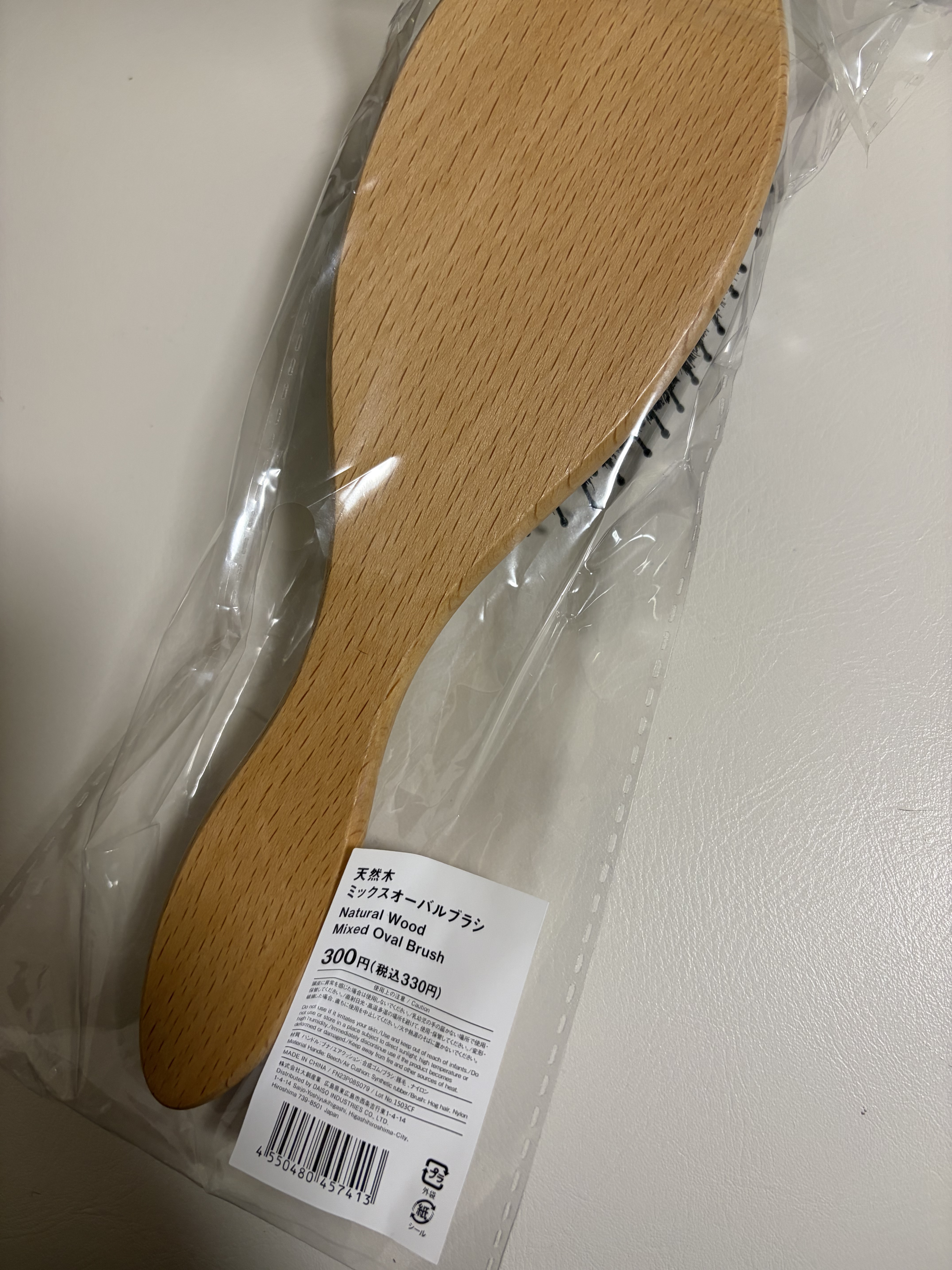 Standard Products by DAISO  豚毛入りヘアブラシのクチコミ「Standard Products by DAISOの天然木ミックスオーバルブラシ のご紹介で.....」（2枚目）