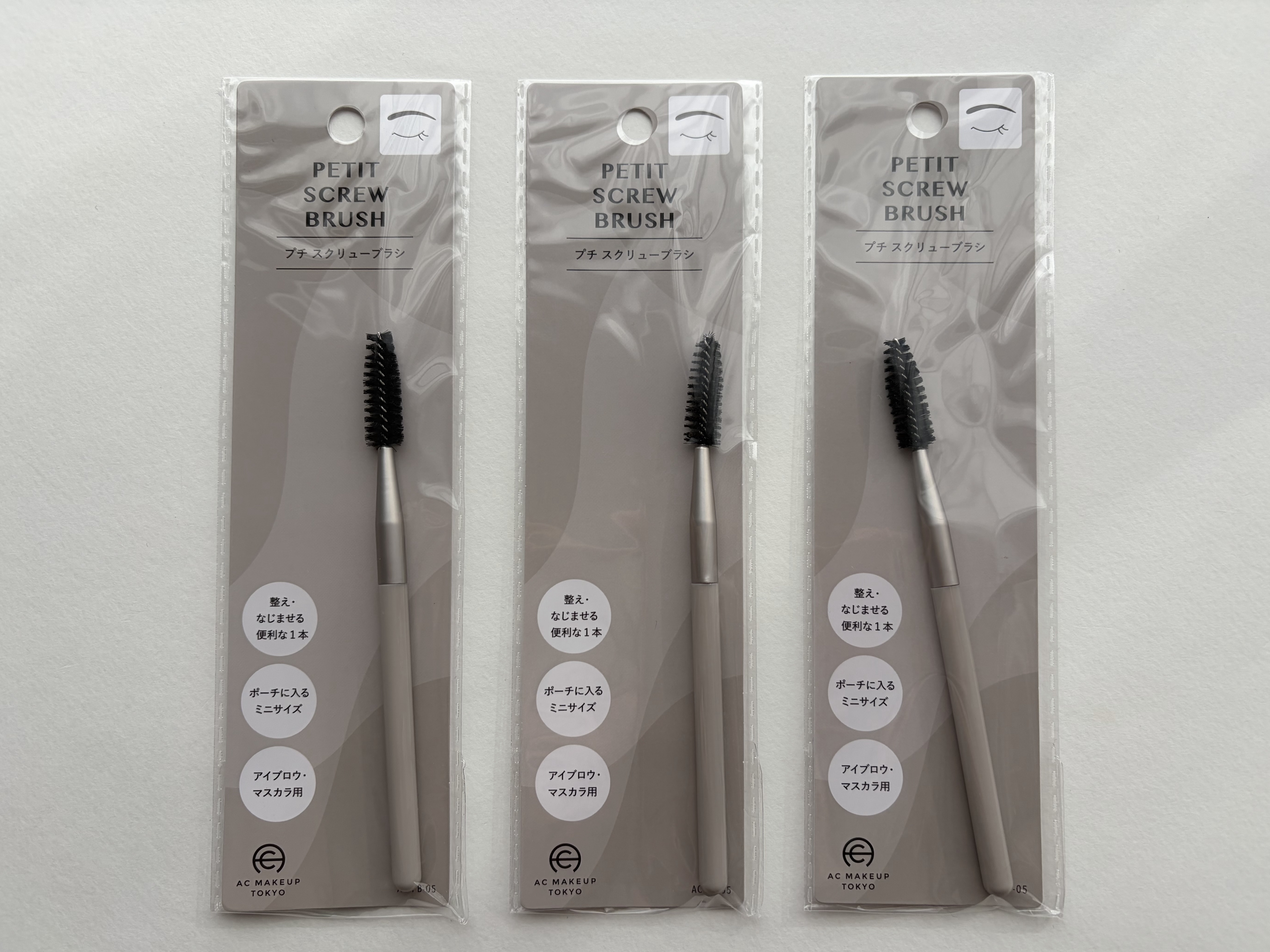 Seria スクリューブラシ👀✨


スクリューブラシのメリットは、眉毛やまつ毛の毛流れを整え、メイクの仕上がりを自然にしてくれます✔

マスカラのダマを取り除いてセパレートさせたり、アイブロウパウダーをぼかして立体感を出したり、まつ毛エ