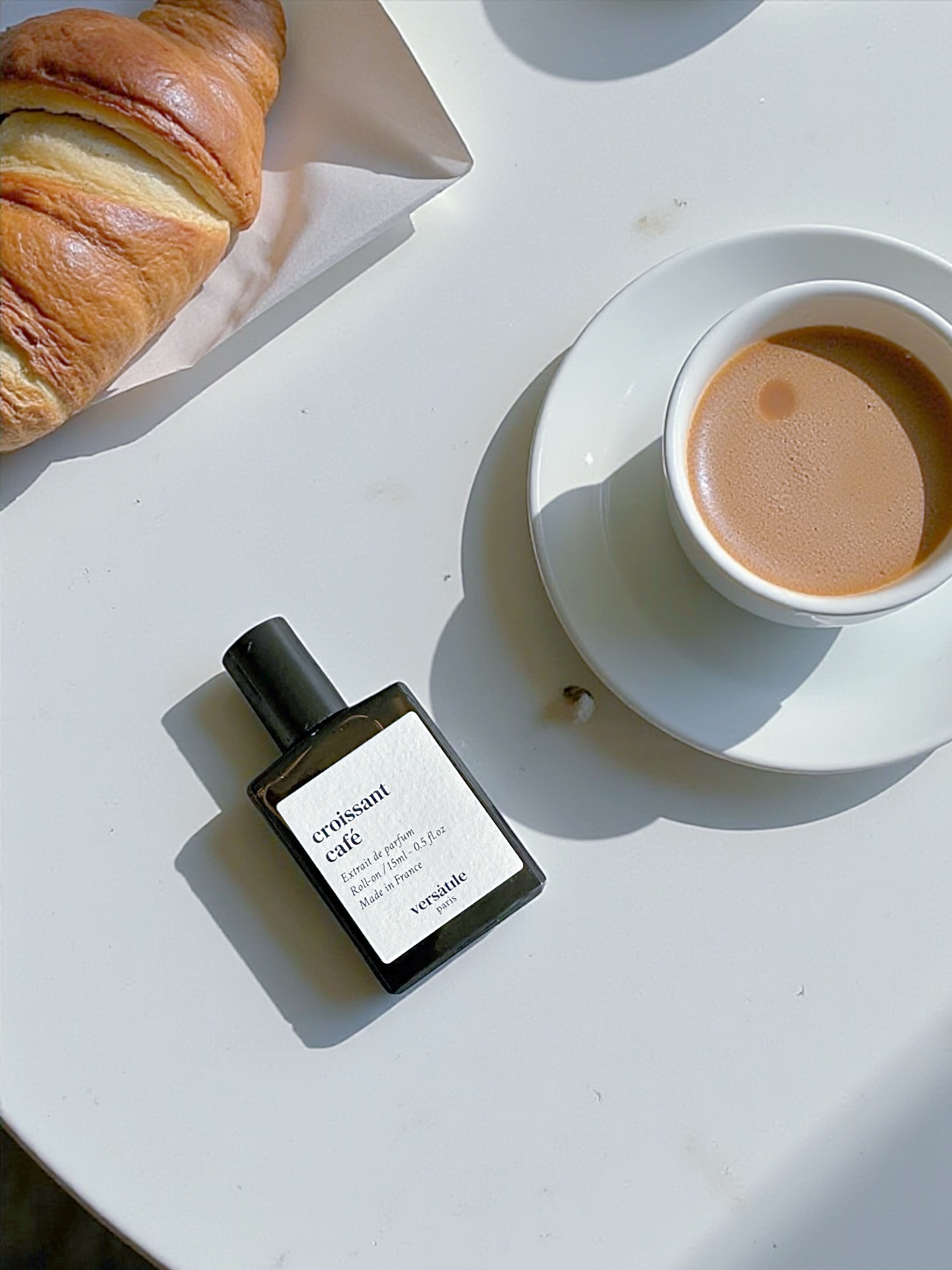 ⁡
versatile paris
Croissant Café
⁡
⁡
⁡
香水を買う頻度はかなり
セーブしてる私が
2025年飛びついた香り
⁡
最初に立ち上がるのは、少し焦げたようなビターさ
焙煎の煙、立ち上る湯気の気配
それが次第に