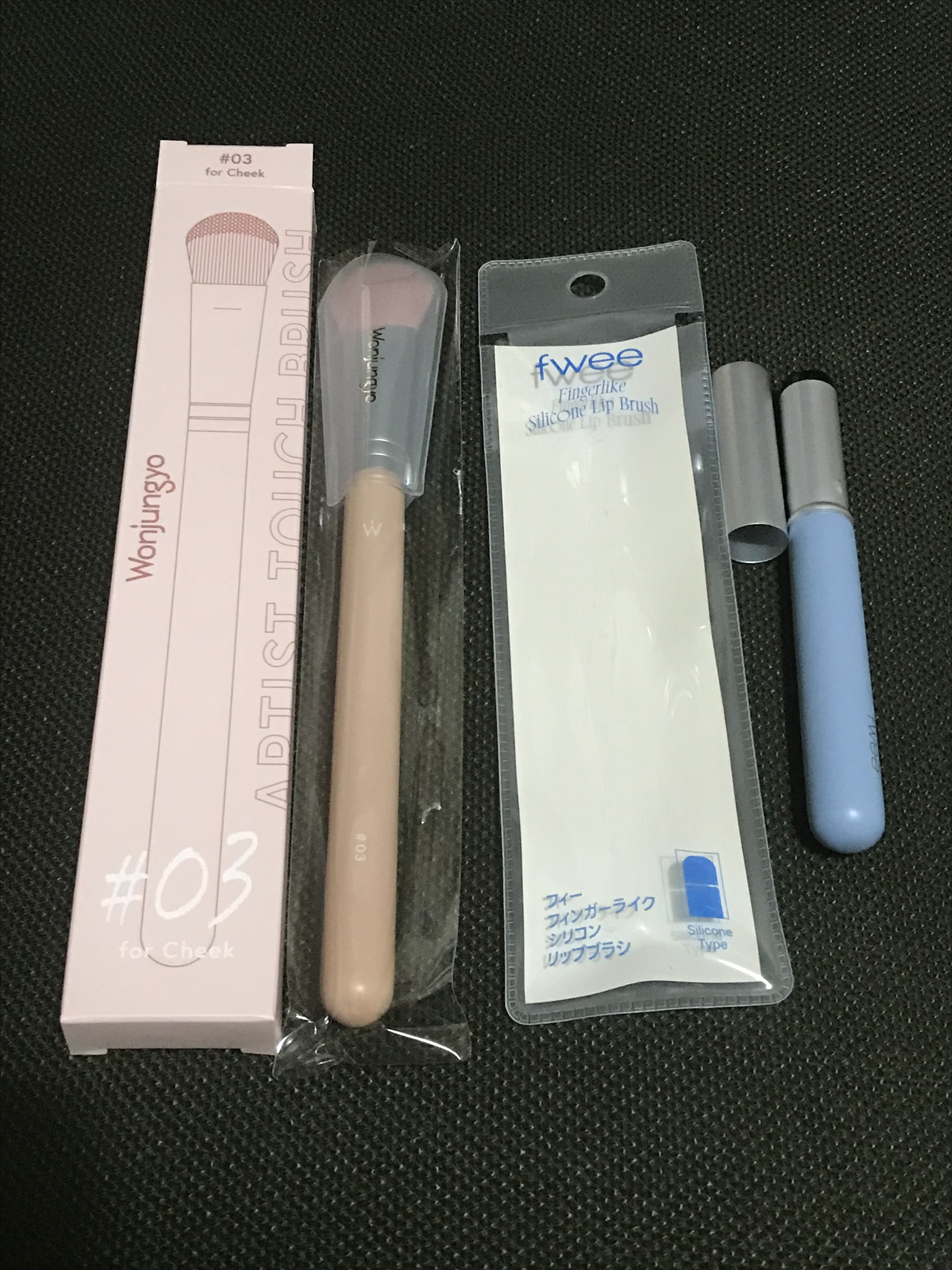 フィー フィンガーライク シリコン リップブラシ/fwee/メイクブラシを使ったクチコミ（1枚目）