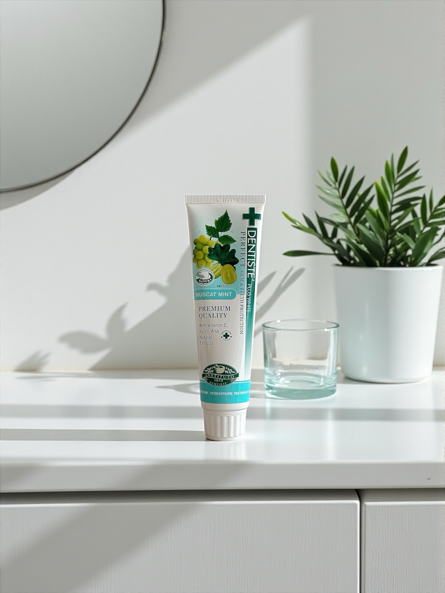 ⁡
ずきずきする痛み
目を塞がれて響く金属音
ニトリル手袋越しに顎を支えられる
家族以外の大人の手
⁡
たった数分で幾重の恐怖に直面した
子ども達に最後に磨かれる
あの甘い果物フレーバーの歯磨き粉は
きっと誰もが知らぬ間に
記憶の快感となっ