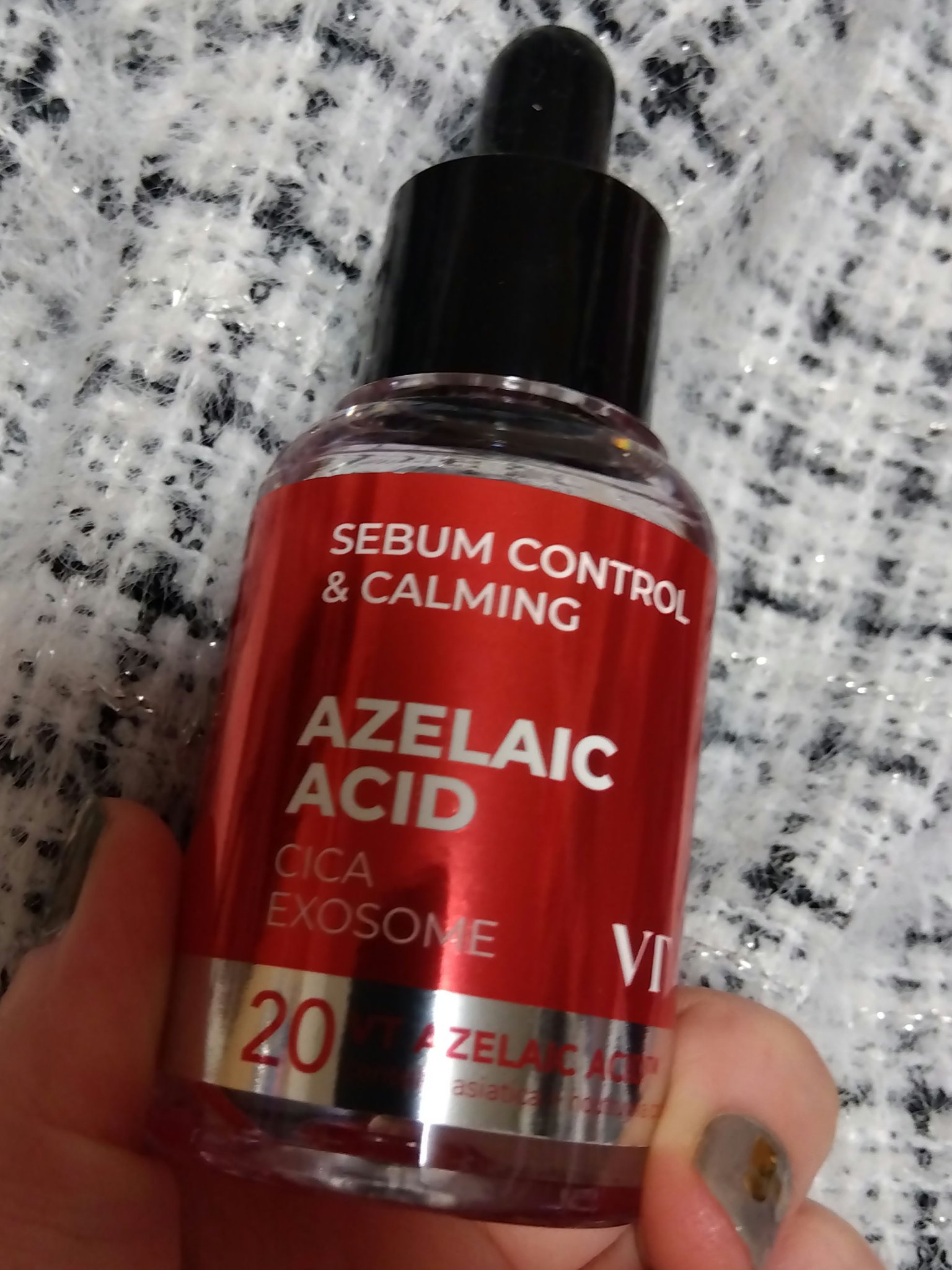 #使い切りコスメ

#VT 『#A1カーミング アンプル』
#提供 して頂いたアンプル
アゼライン酸配合で皮脂によるテカリや、ゆらぎ肌などの悩みをケアしてくれるそう

赤いオイルみたいなテクスチャー

Tゾーンの皮脂によるテカテカ感はおさえ