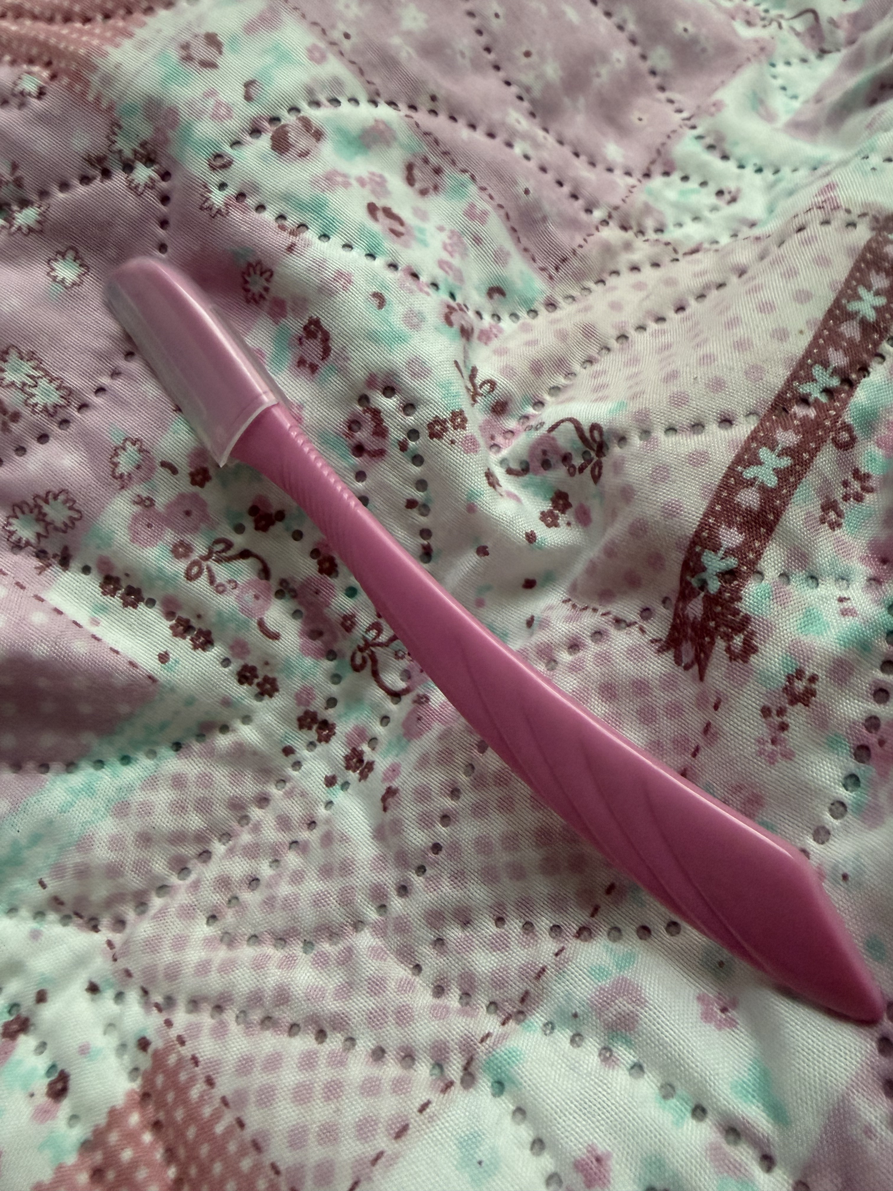 シック プリケア Lディスポ フェイス用のクチコミ「
刃先が尖っていなくて丸くなっているので、先で肌を傷つける心配がないし、カミソリの部分にもガー.....」（1枚目）