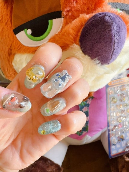 キャンドゥ パルP粘土ジェルのクチコミ「ボンボンドロップシールが手に入ったので
ズートピアネイル💅
最初に親指に小さめのニック🦊とジ.....」(3枚目)