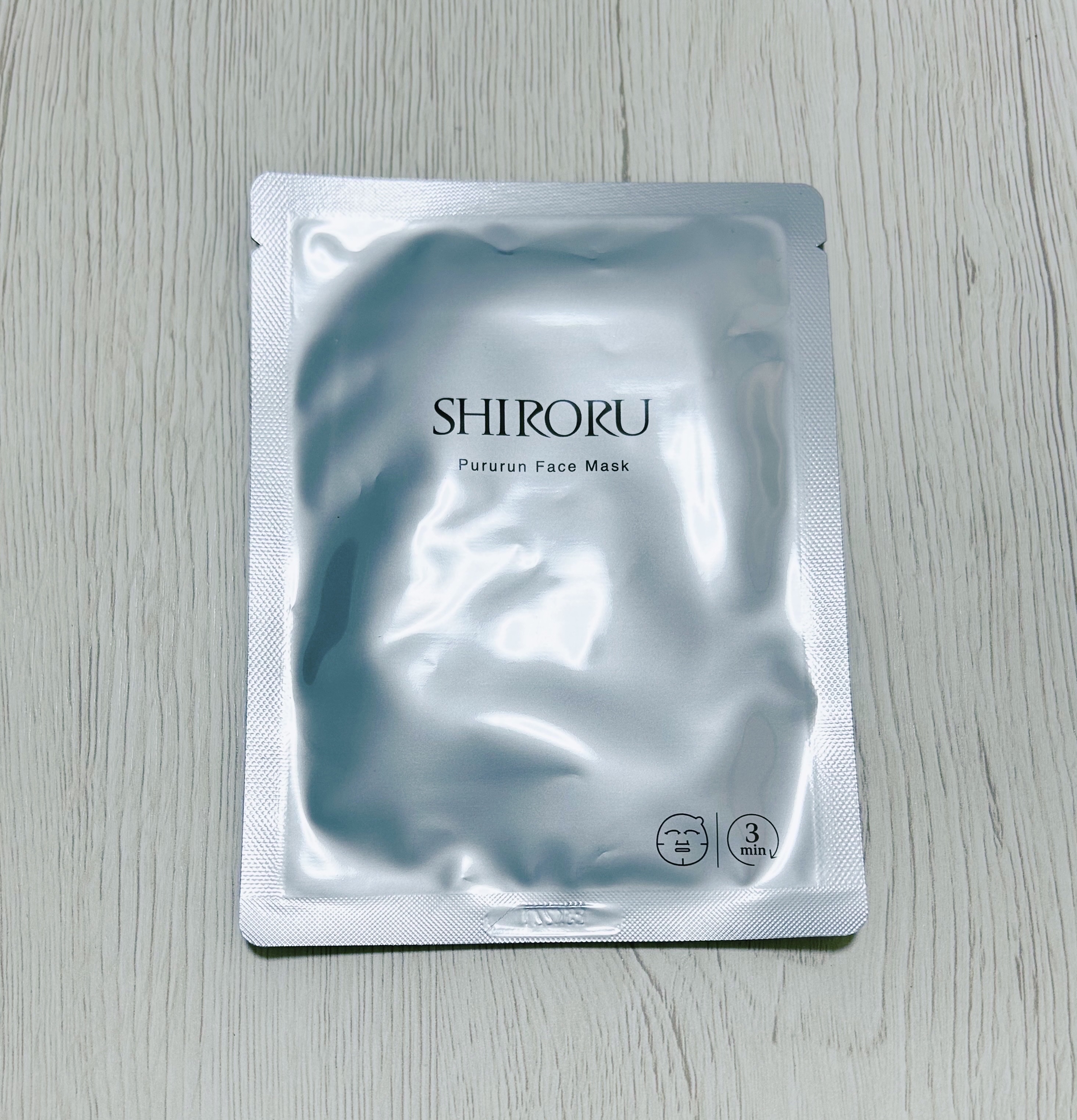 SHIRORU
ぷるるんフェイスマスク プレミアム

VoCEの付録に入っていました。

このマスクは、ヒトサイタイ血由来幹細胞エクソソームが配合されたデイリー肌管理マスクです。

シートは右上に突起があり、少し変わった形状だと感じました。