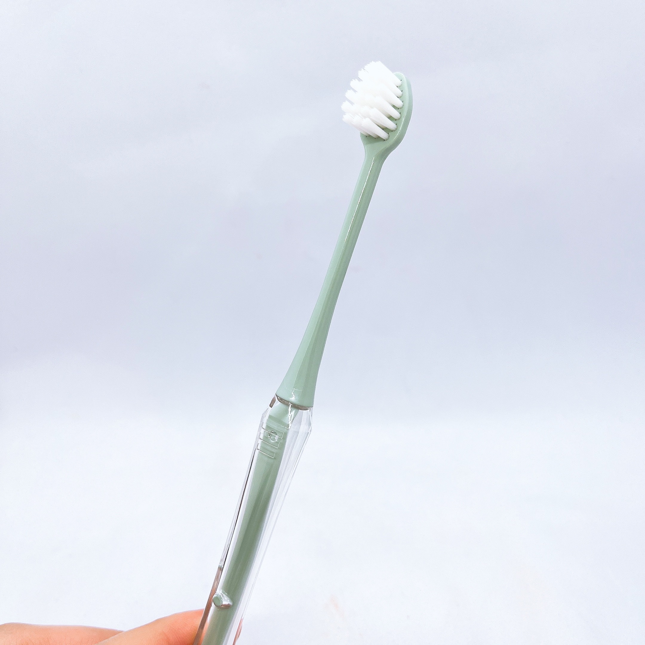 オーラツー オーラツープレミアムハブラシ　なめらかフィットのクチコミ「オーラツープレミアムハブラシ　なめらかフィットを使用しました😊
デザインはスタイリッシュで、 .....」（3枚目）