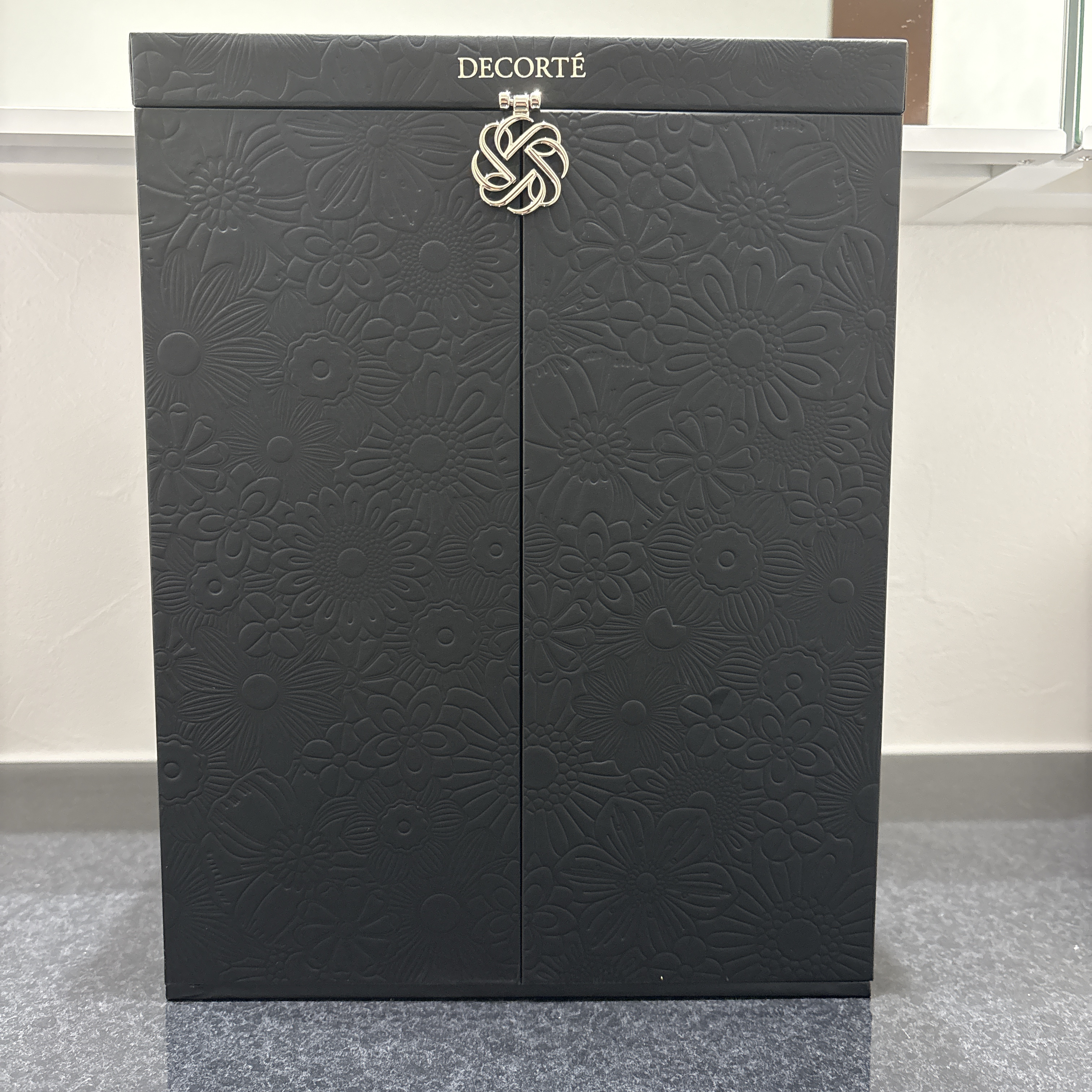 DECORTÉ エターナルエレガンス ボックスのクチコミ「DECORTÉ エターナルエレガンス ボックス 1セット ¥77,000


めっちゃ豪華なコ.....」（2枚目）