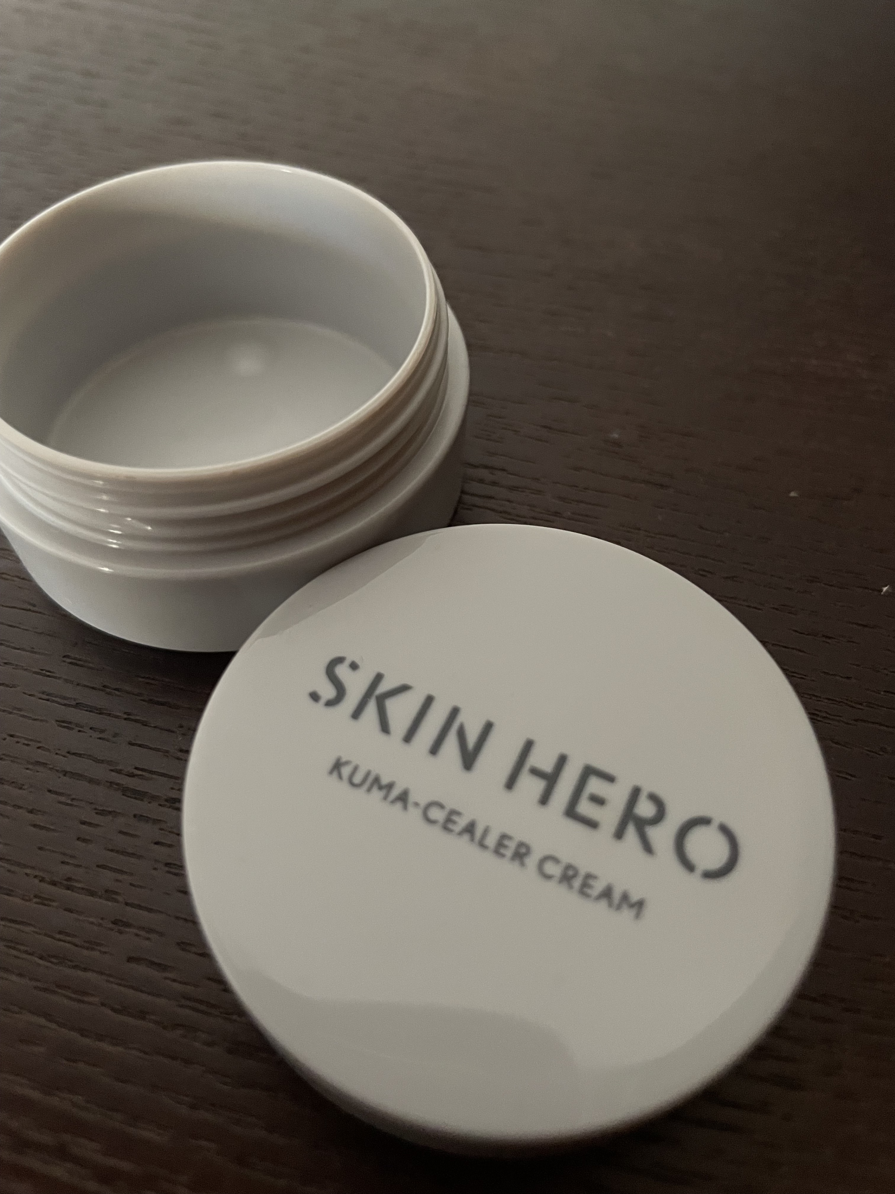 skin hero

使い切りました！
地道に。
やけになって大量に使ったりする事なく
コツコツと使い続けて。

ベージュの色のついた
伸びの良いクリームでした。

目の周りのクリームとして
なかなか良かったです。

大きく見えますが
オッ