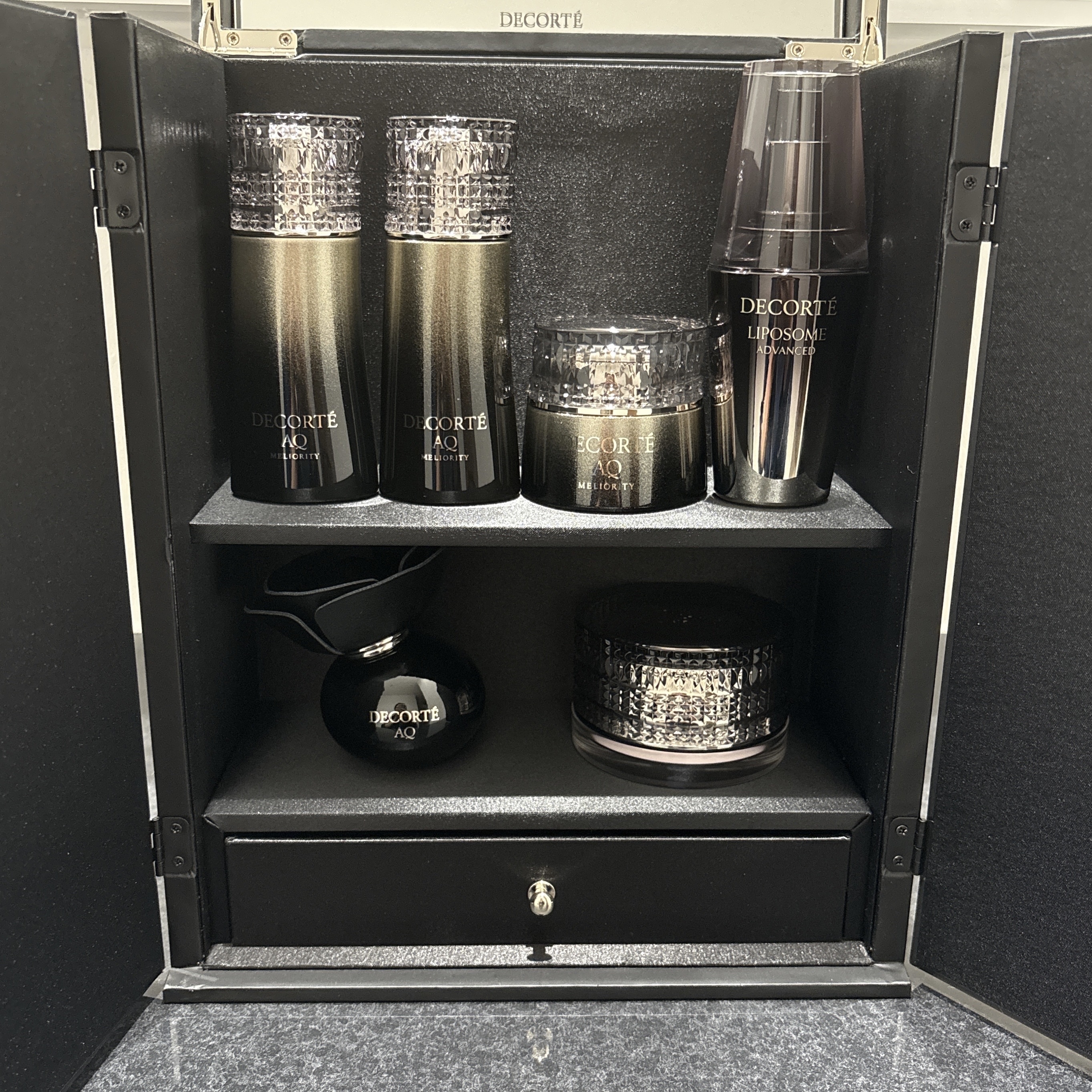 DECORTÉ エターナルエレガンス ボックスのクチコミ「DECORTÉ エターナルエレガンス ボックス 1セット ¥77,000


めっちゃ豪華なコ.....」（1枚目）