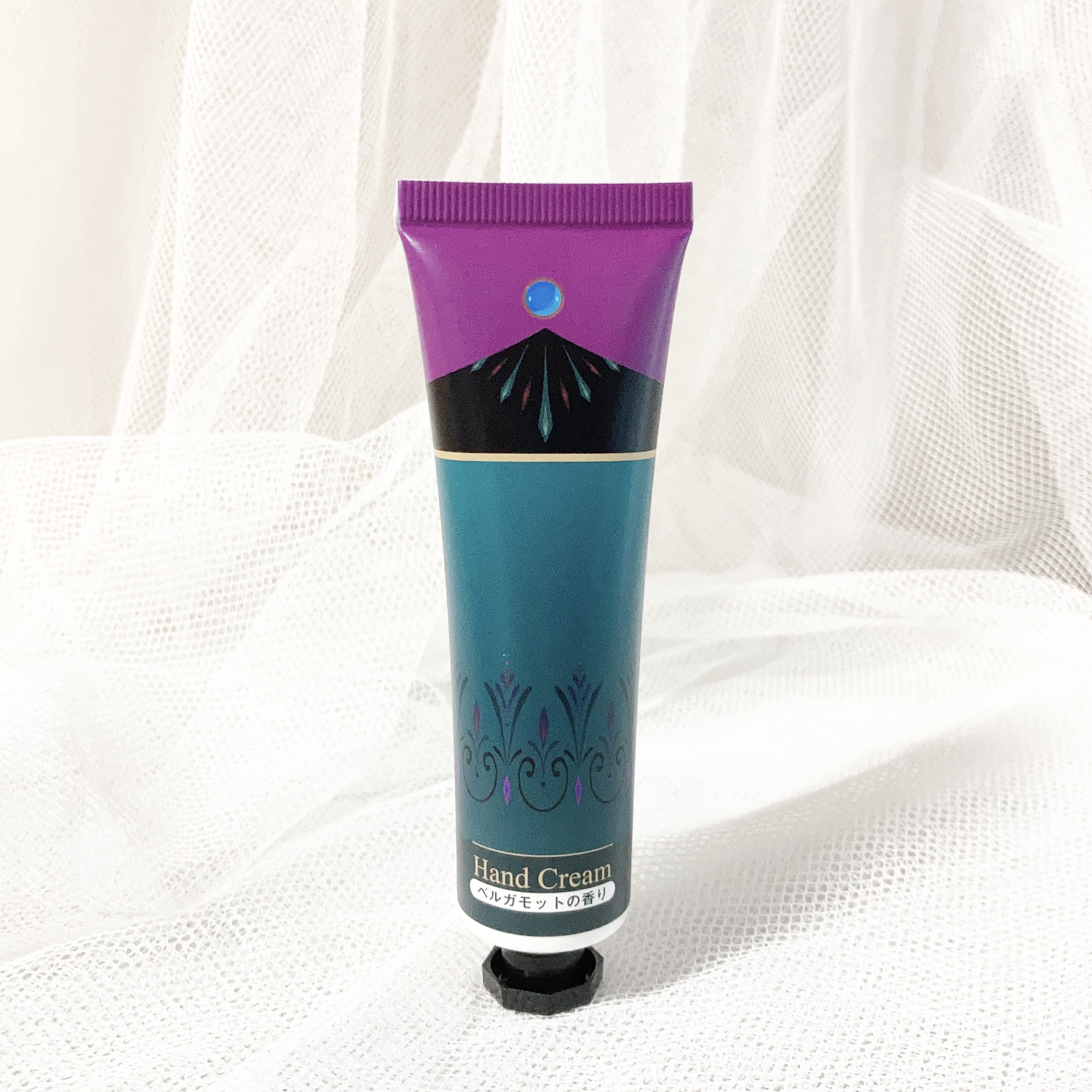 ーーーーーーーーーーーーーーーー
SHOBIDO
ハンドクリーム　エルサ
〈ベルガモットの香り〉
ーーーーーーーーーーーーーーーー

ディズニー映画「アナと雪の女王」より
エルサのドレスをモチーフにした
可愛いハンドクリーム。

絵の具のよ