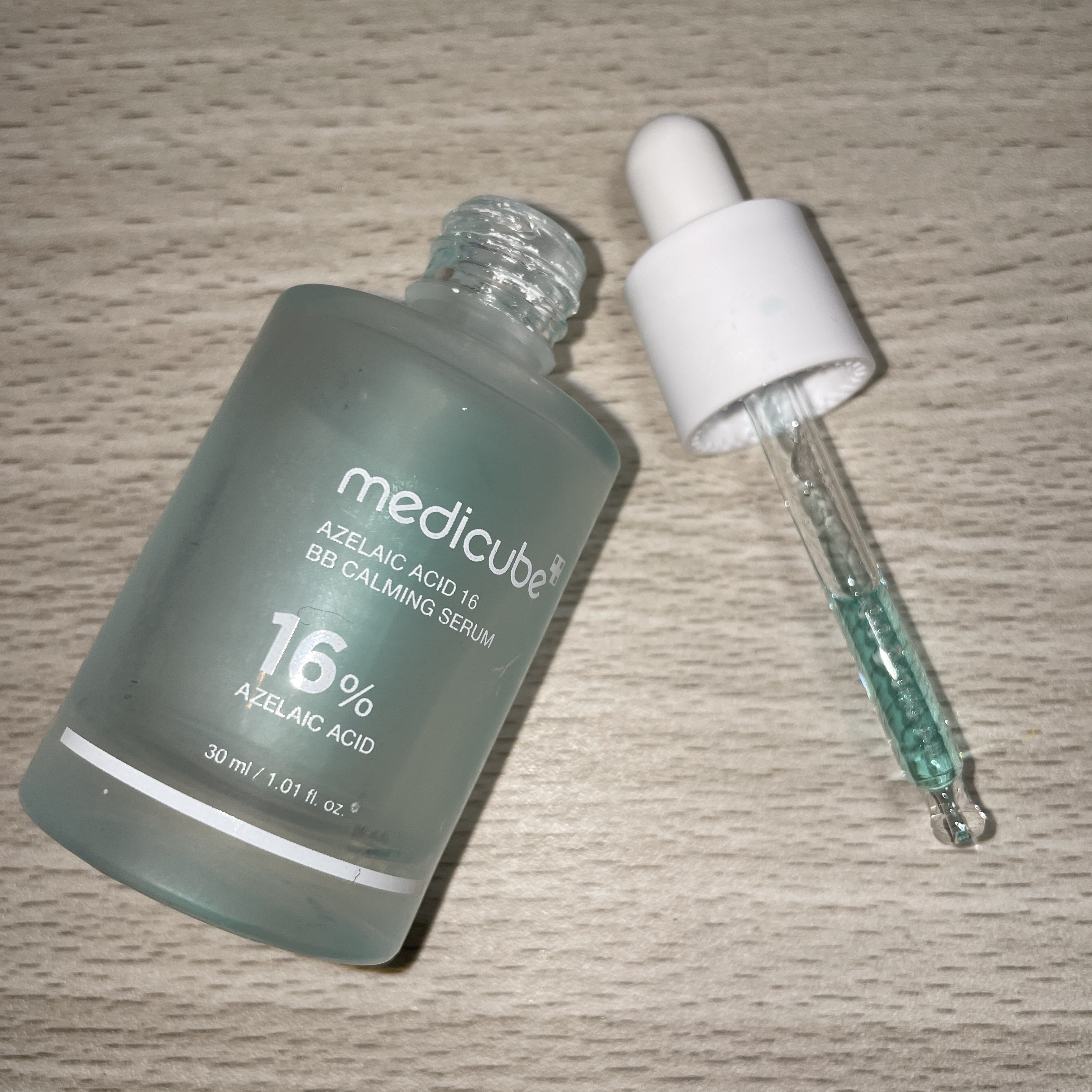 MEDICUBE　アゼライン酸16BBスージングセラム　アゼライン酸16BBカーミングセラム
30ml　¥2,580

ほぼ使い切りにつき、瓶の画像が分かりづらくすみません🙇

アゼライン酸が初めての私、
最初はピリピリ痛くてびっくりしま