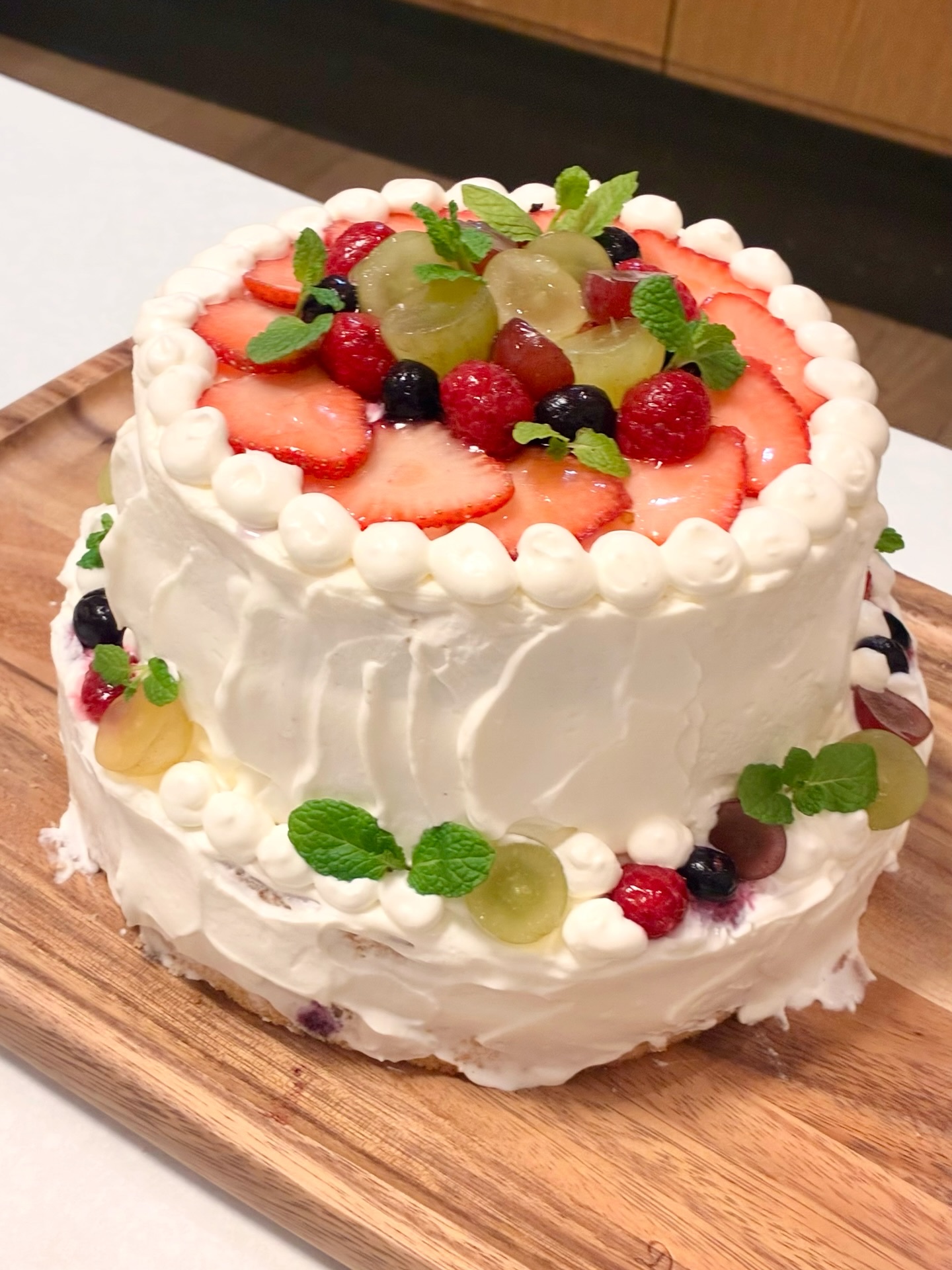 年末年始にケーキをつくりました
上は5号
下は7号のスポンジのケーキ

いちごのパックをたくさん買い込んだけど
並べるのが難しく…

初 ナパージュでコーティングしてみた

子供の頃、憧れたキラキラしたケーキ
あれはナパージュというらしい
