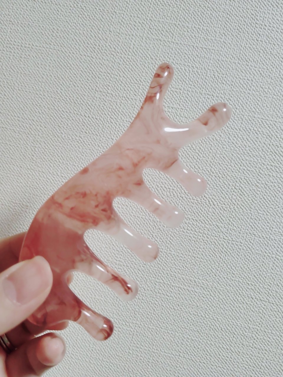 　　　　　　　　　樹脂かっさ

みなさん、おはようございます😊
1本で頭皮からデコルテまでリンパを流せていい感じです。

Amazonで購入しました。


＃樹脂かっさ