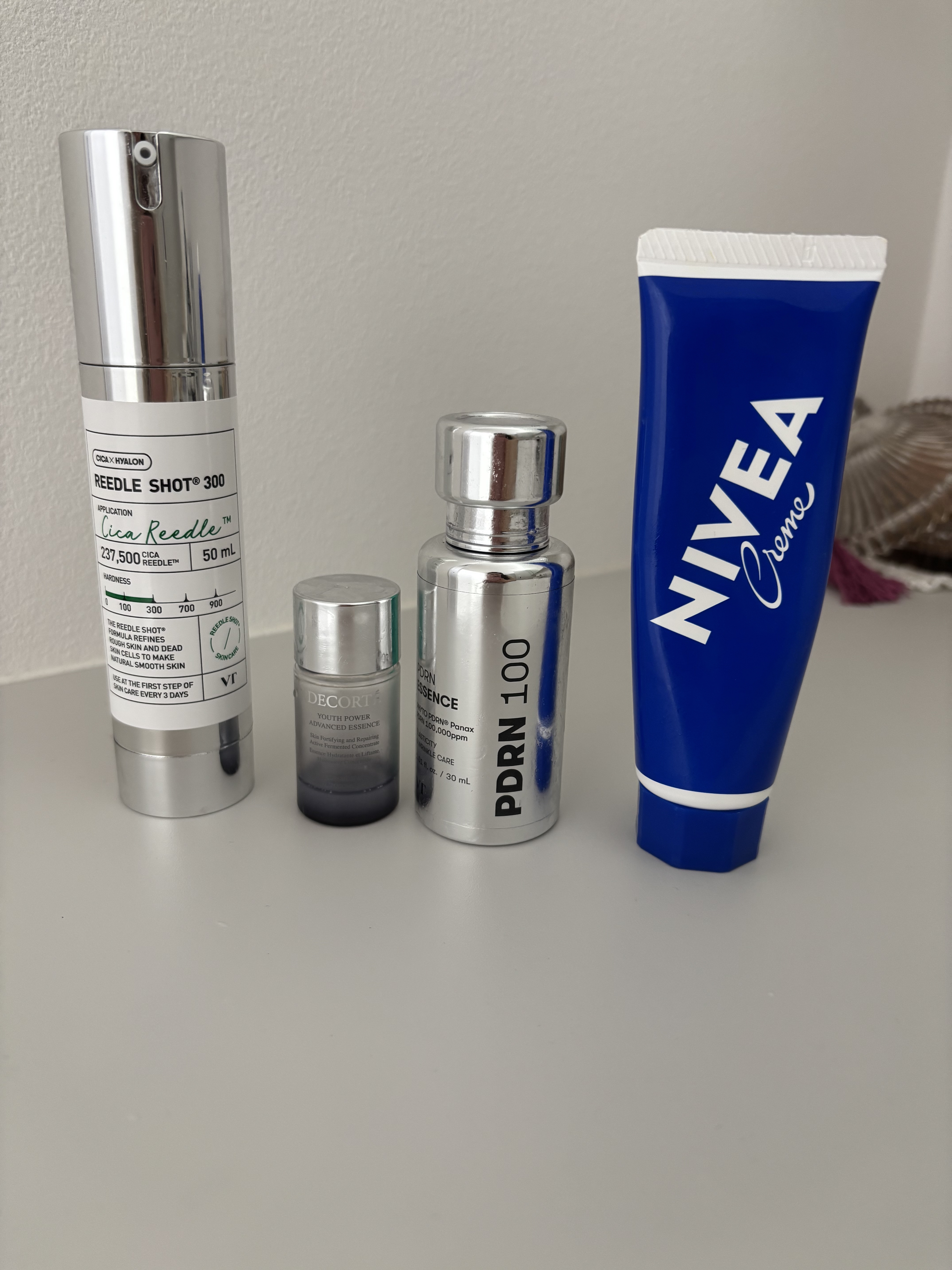 夜のスキンケア✨️

①VT
リードルショット100

②DECORTÉ
ユース パワー エッセンス ローション

③PDRNエッセンス100

④ニベアクリーム
チューブ 50g

寝る前、夜のスキンケアでニベアクリームを
顔と首にたっぷ