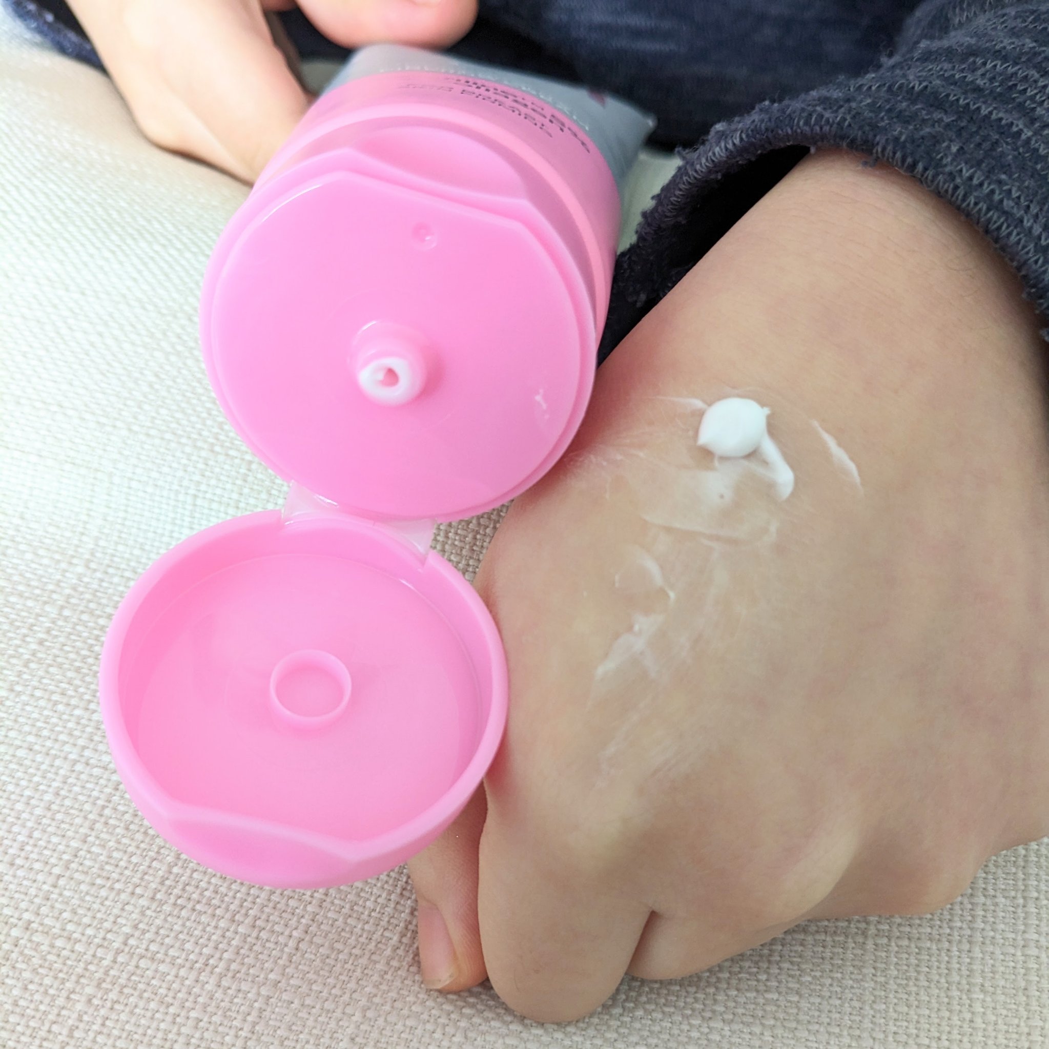 b.clinicx バストビューティーパーミングクリームのクチコミ「自慢したくなるようなバストラインに💠
弾力ケアのための成分　フランス産ボルフィリンを
5%配合.....」（3枚目）