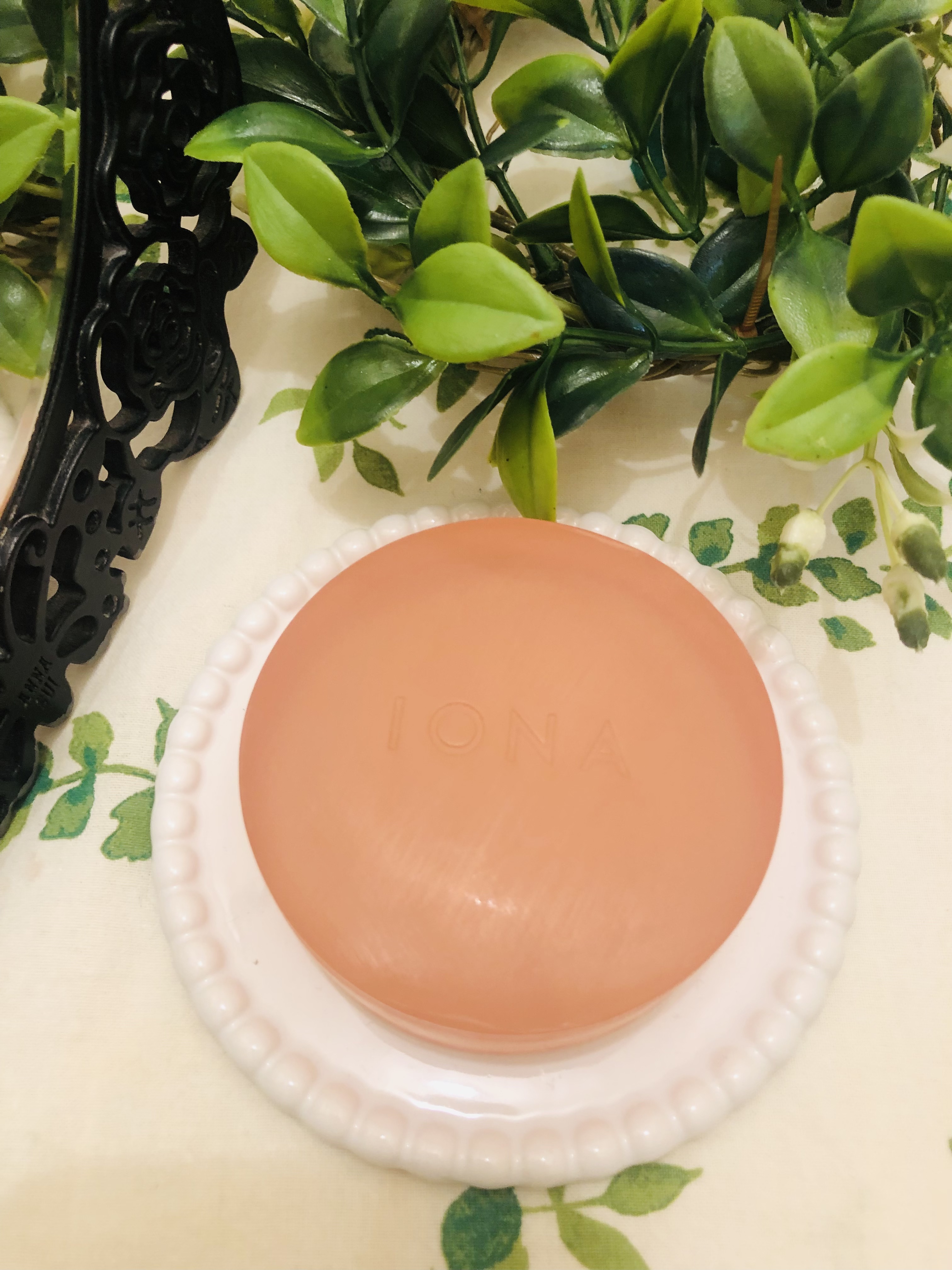 IONA ソープ ブリリアントのクチコミ「イオナ ソープ ブリリアントを使ってみました。
ほんのりピンク色の洗顔石鹸です。
天然のオレン.....」（2枚目）