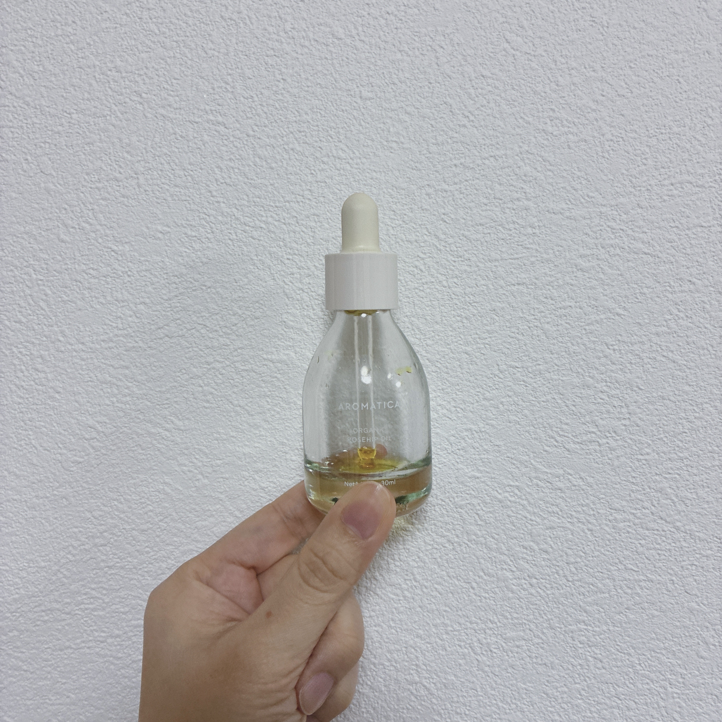 「オーガニックローズヒップフェイシャルオイル」

☘️リピート→◎
☘️クリームに数滴混ぜて使うと、翌朝の肌が柔らかく滑らかでキメが整うのでリピート中！
独特な香りと、オレンジ色が枕につくのが気になるけど使い続けたい。

✏️説明抜粋✏️ 