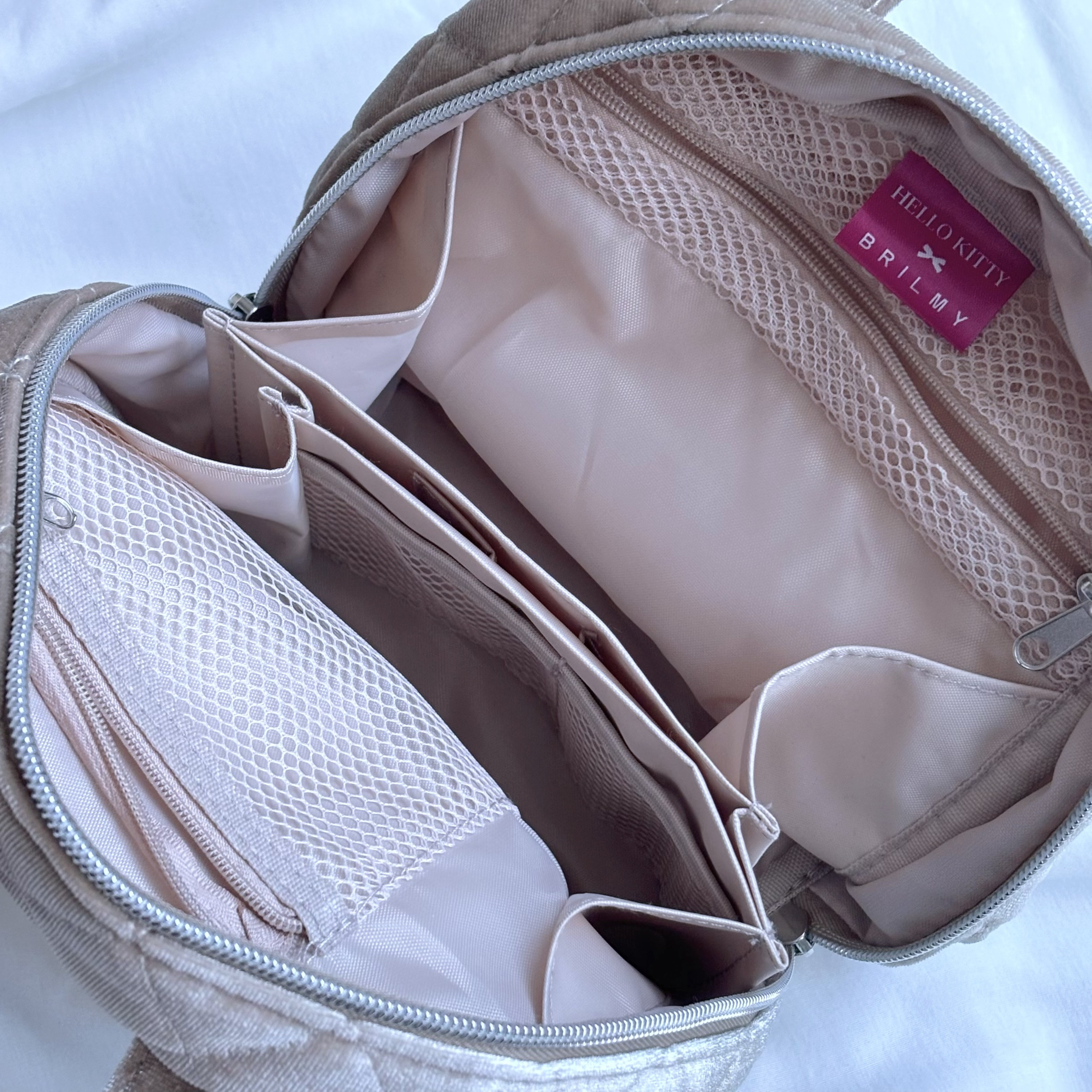 HELLO KITTY × BRILMY 中身が見えて時短がかなう ズボラに優しいコスメポーチ BOOK VELOUR BLACK ver./BRILMY/雑誌を使ったクチコミ（3枚目）