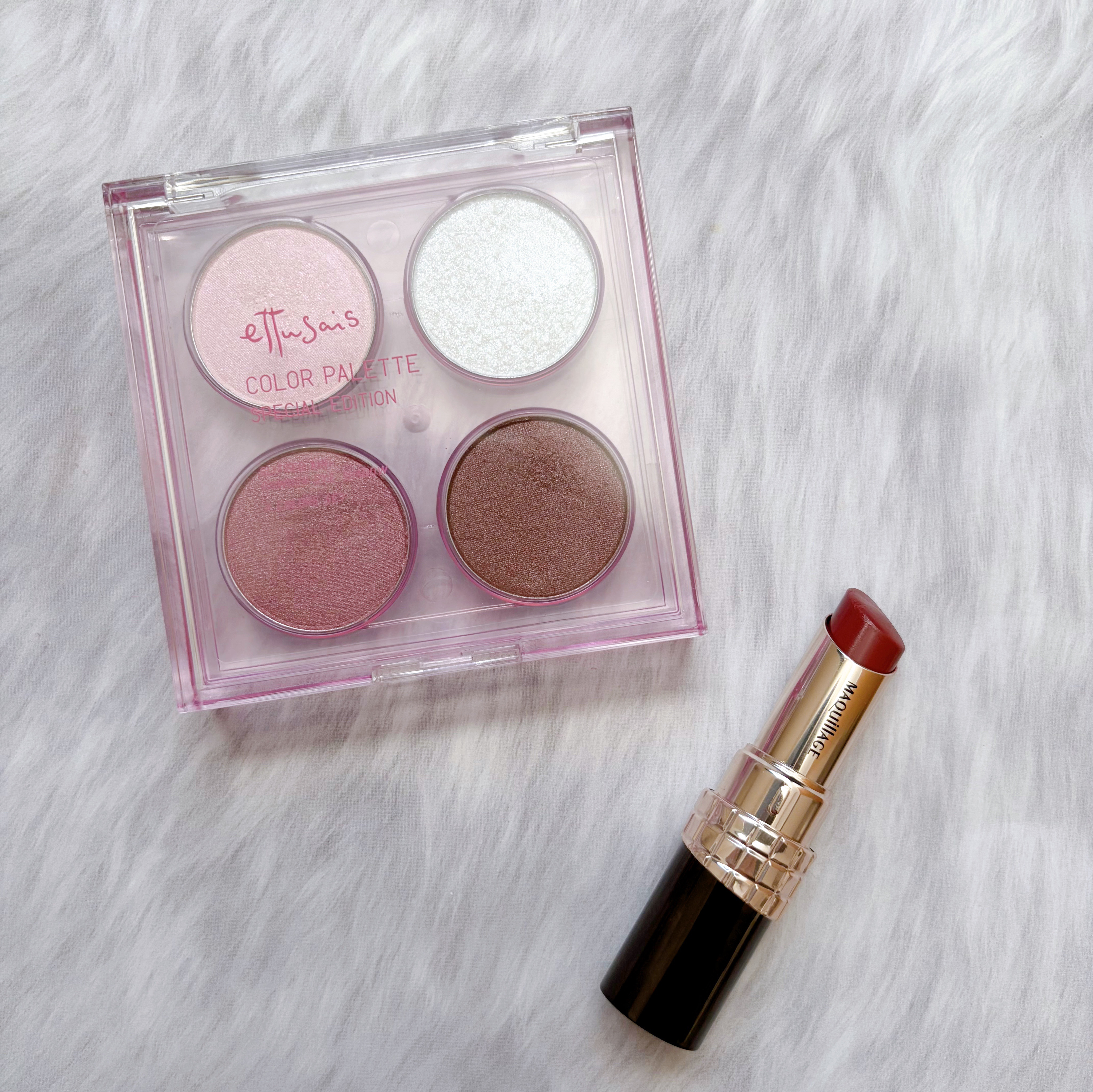 真冬の透明感メイク❄️

エテュセのカラーパレット スペシャル エディション"01 エンジェリックモーブ"を使って透明感たっぷりなメイクにしました♡

アイメイクは
・左上をまぶた全体と涙袋に広げる
・左下を二重幅にぼかす
・右下を上下の目