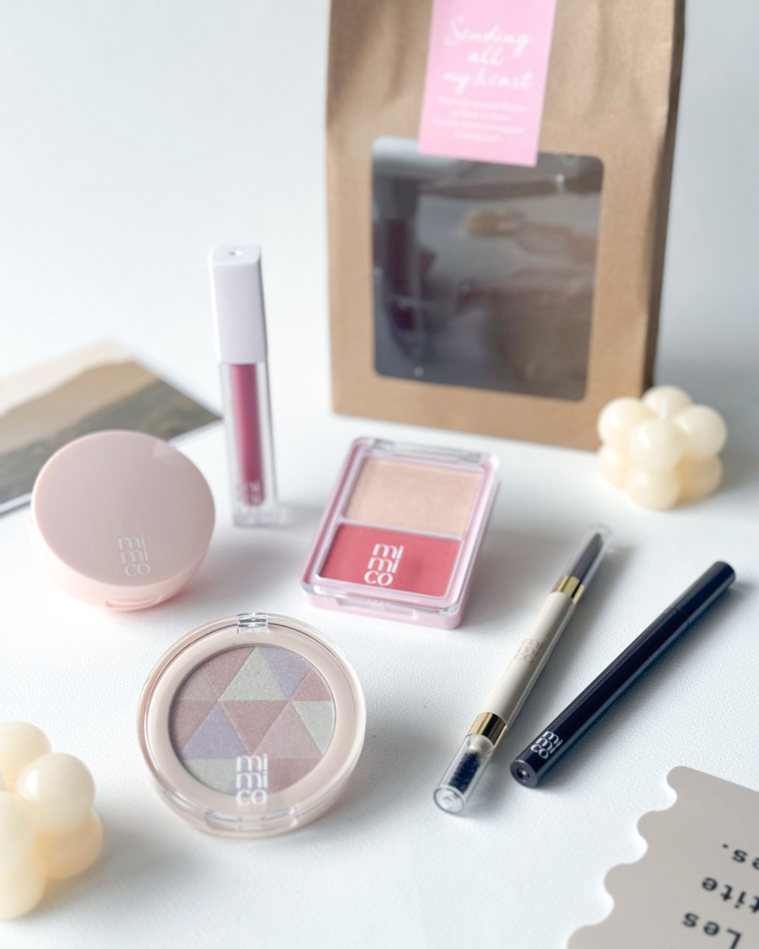 \あなたの美しさと個性を映し出す/
⁡
mimico 
　6種セット
⁡
⁡
◆ 2色チーク ピーチピンク
⁡
ナチュラルも華やかさも叶う、2色チーク。4色展開で、各チークに合うハイライト付き。
⁡
ピーチカラーでやや黄みを感じますが、可愛