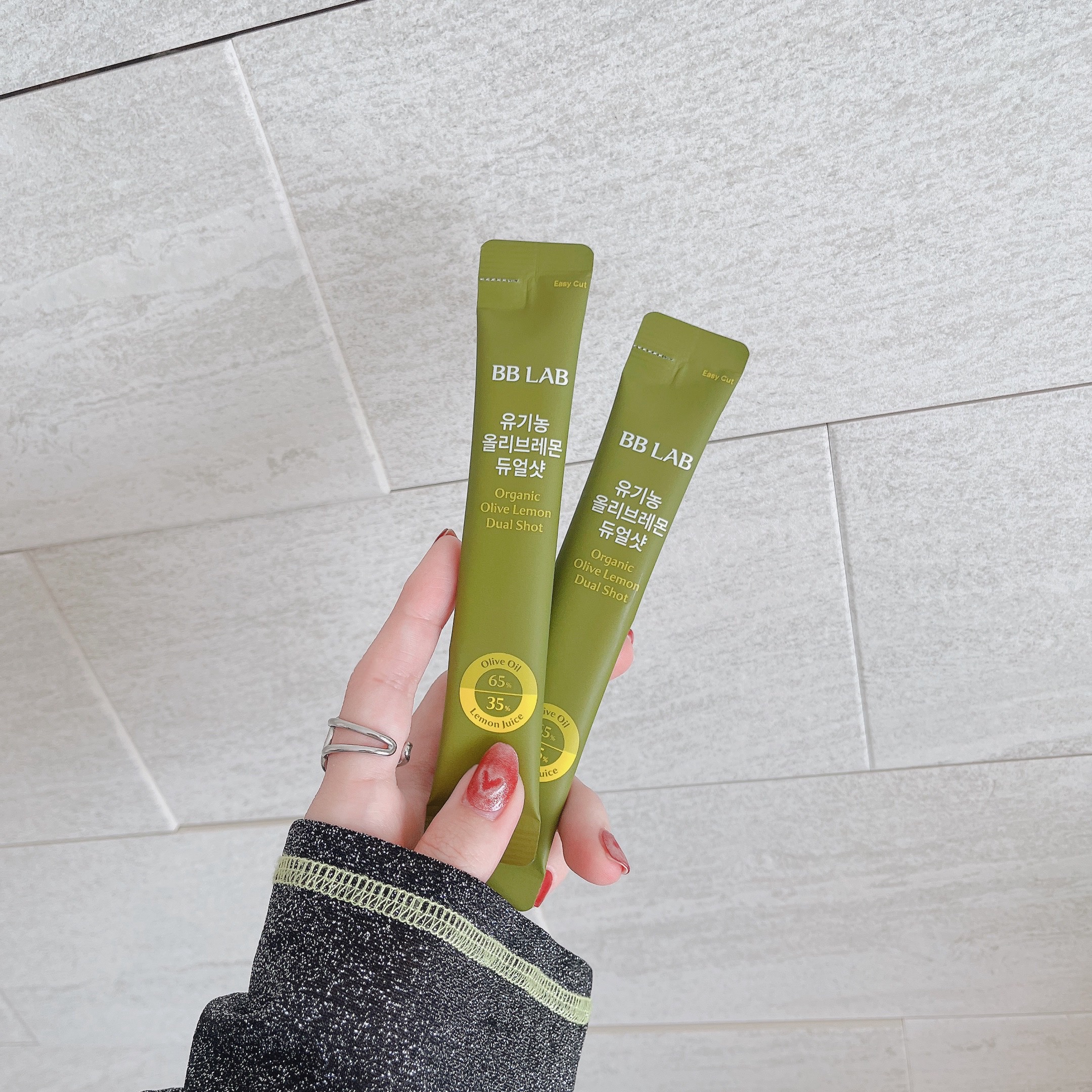 
\朝の新習慣🍋🌿/

BBLAB オーガニックオリーブレモンデュアルショット

オリーブオイル×レモン果汁を
朝の空腹時に摂る新習慣を始めてみたよ🥺

韓国の芸能人たちも愛飲している話題の「オレショット」！！
抗酸化作用やエイジング