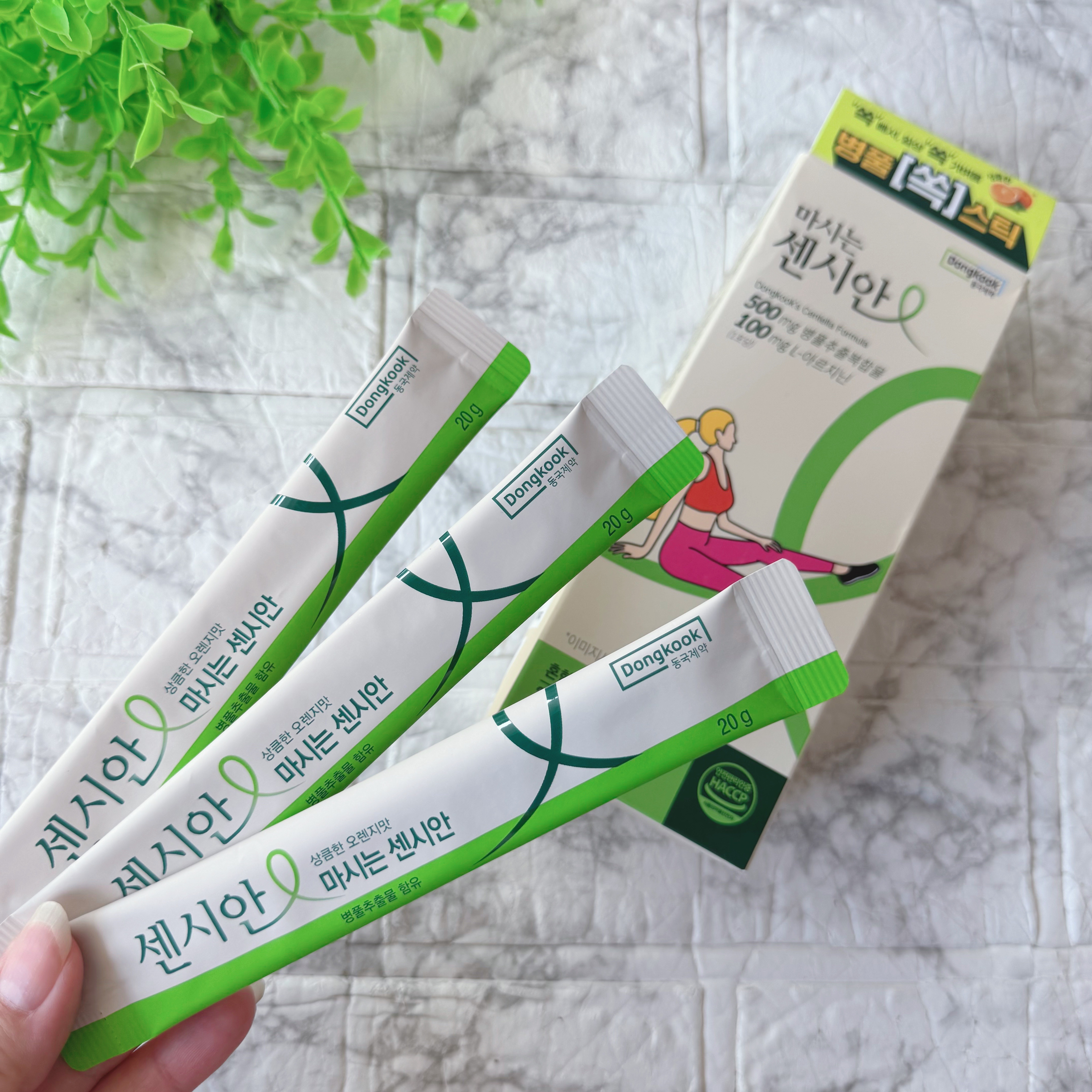 夕方の靴がキツくない！内側からスッキリを実感できる救世主！

立ち仕事やデスクワークで、夕方になると足がパンパンになるのが悩みで飲み始めました。
韓国でむくみケアの定番と言われる「カボチャ」や「トウモロコシのひげ」が凝縮されているとのことで