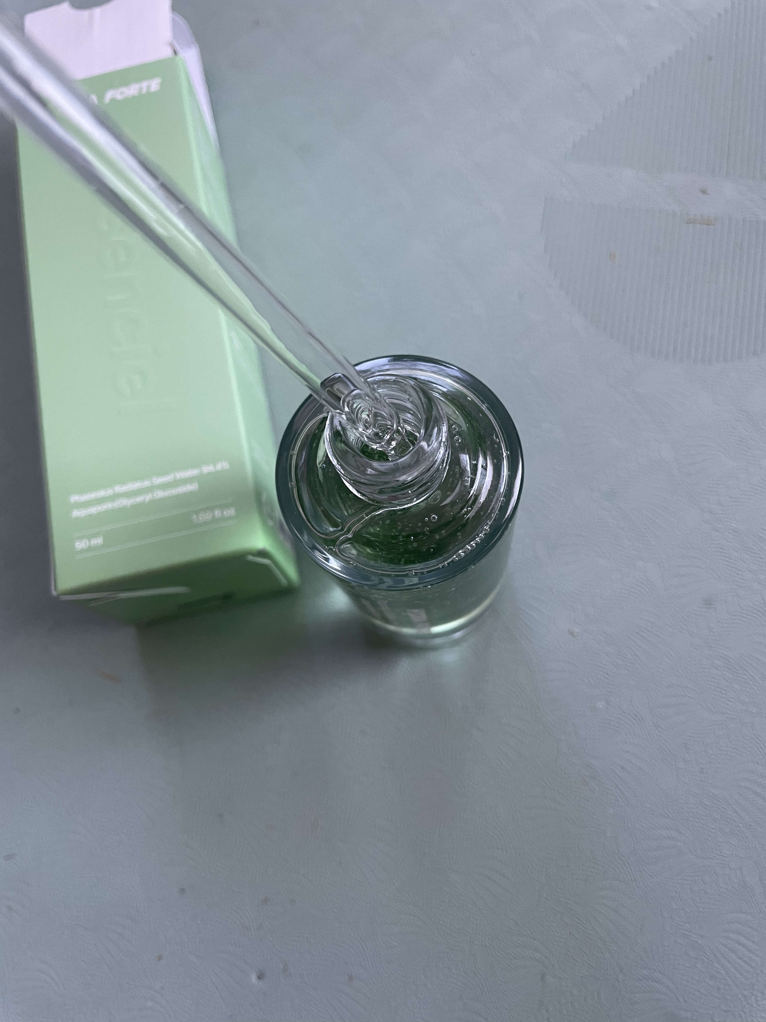 essenciel Hydra Forte Ampouleのクチコミ「乾燥による肌の硬さが気になり使い始めましたが、軽いジェルなのに保湿感が長く続きました。伸びが良.....」（2枚目）