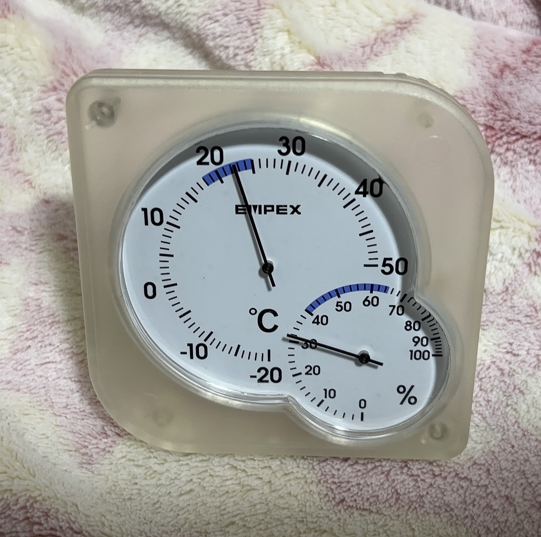 ☆EMPEX   室温　湿度計

これいつ購入したか覚えてないですが多分家の中の室温と湿度が気になっていたんだと思います（笑）

最近乾燥してるかもと思い久しぶりに湿度を確認したら20%になっていて、個人的にそんなに乾燥している感覚がなかっ