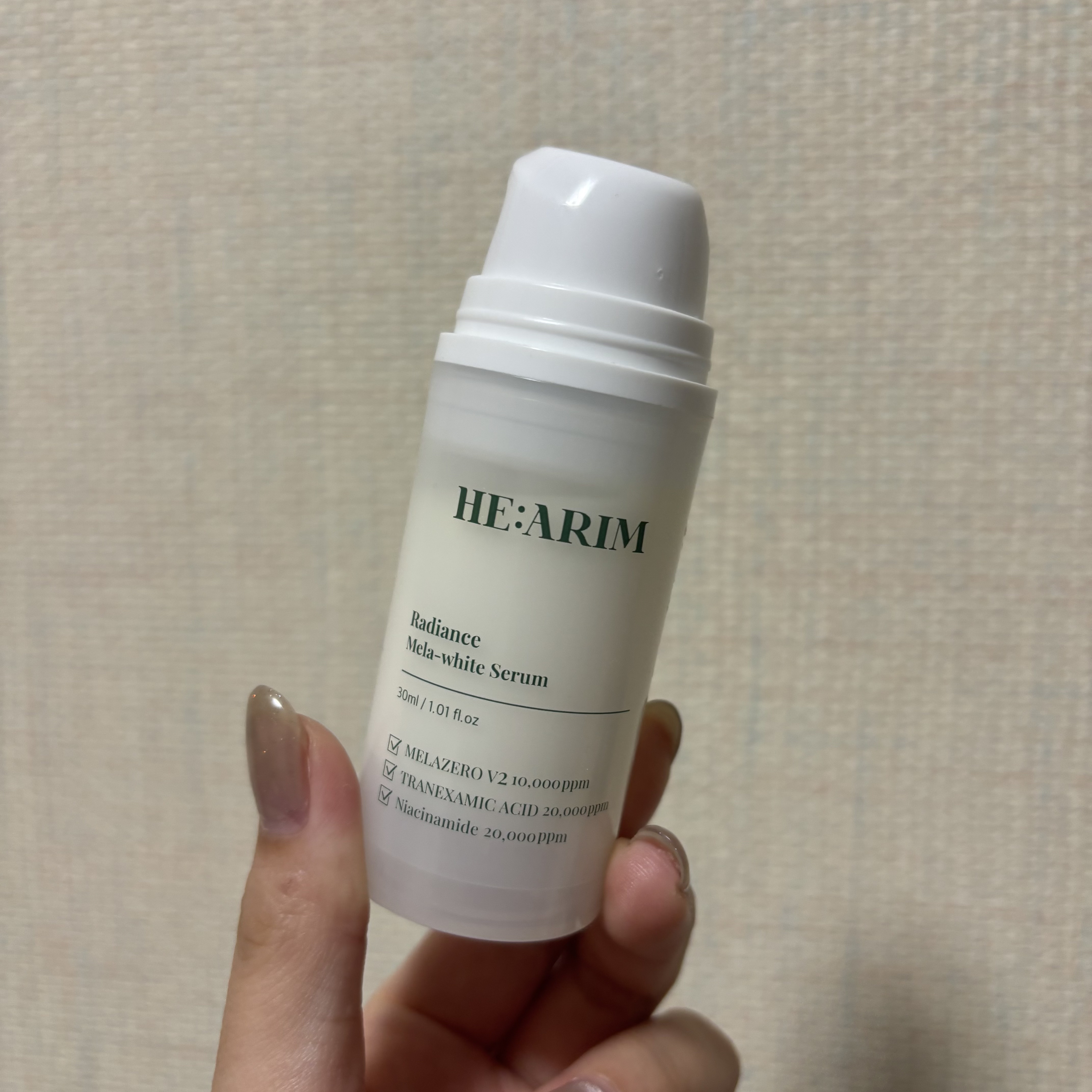 🤍 しっとり透明感ケア、肌が落ち着く感じが好き


🧴 商品名
HE:ARIM ラディアンス メラホワイト セラム


🫧 商品概要
韓国スキンケアブランド「HE:ARIM（ヘアリム）」の透明感ケアを目的とした美容液。
ポンプ式のエア