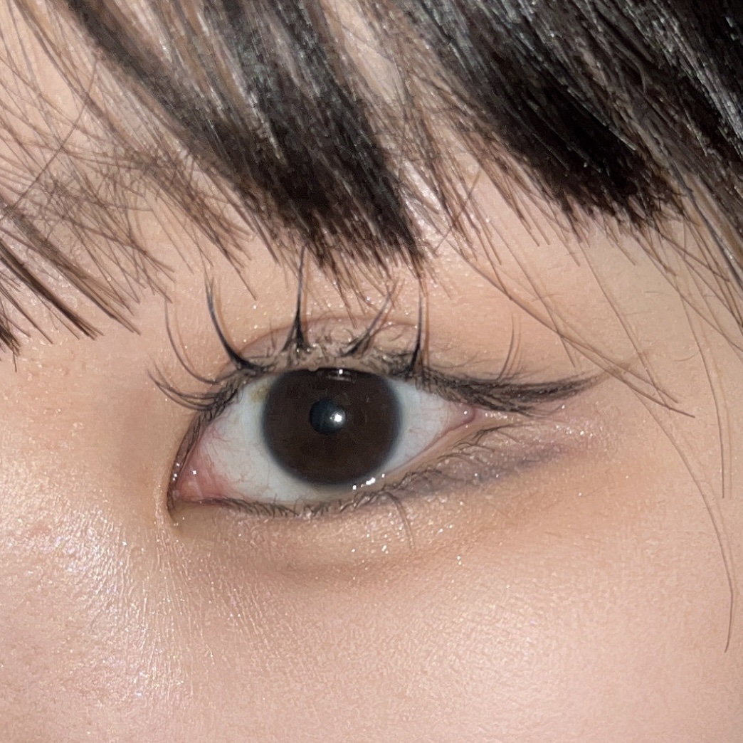 【今日のメイク】ナチュラルに盛る、を意識。

⚪️dasique
シャドウパレット
13　クール ブレンディング
で涙袋を描いて、ベースカラーを全体的に塗布。

そのあと
⚪️RMK インフィニシェイド シングル アイシャドウ
21　インソ