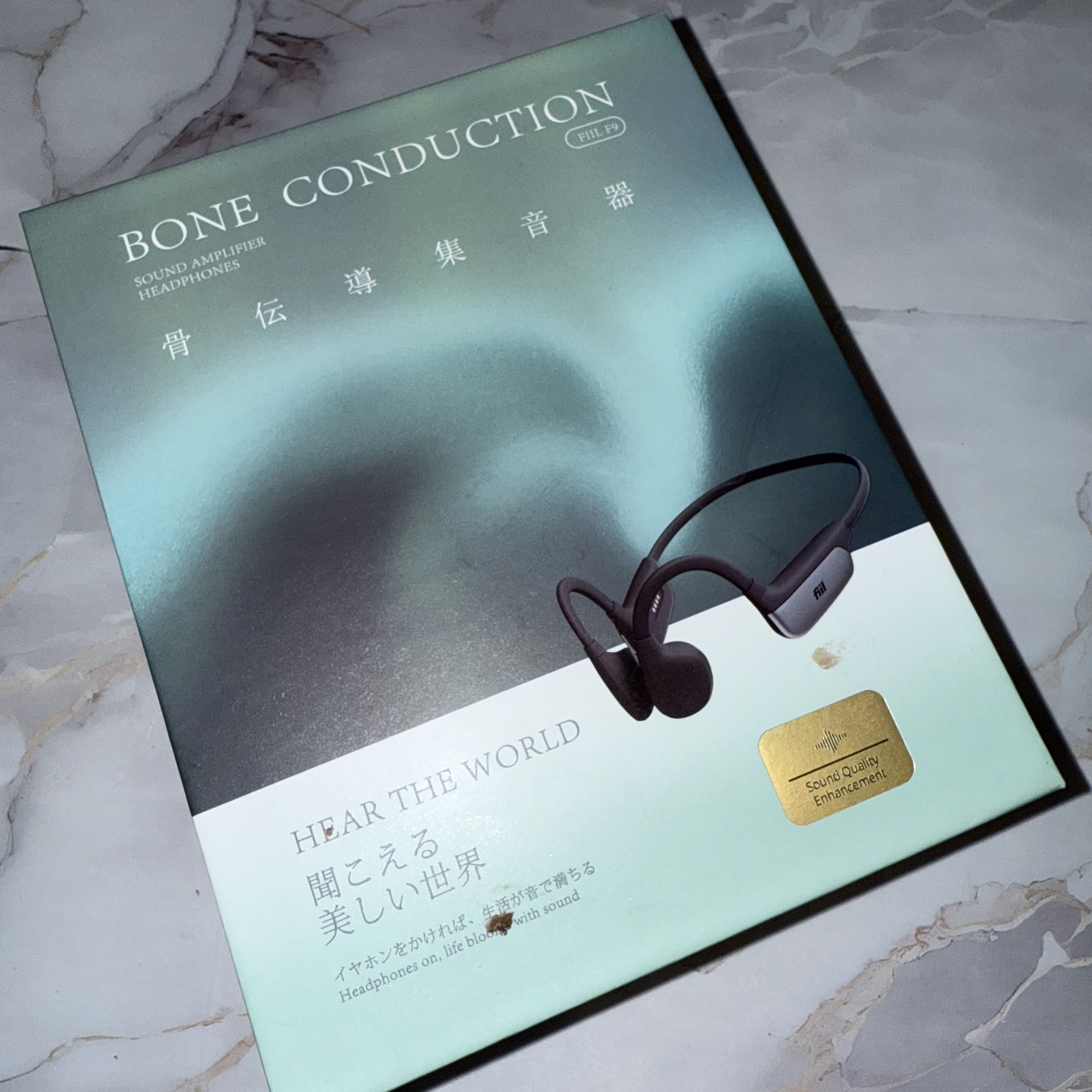 叔母のために🌸
FIIL 集音器 骨伝導 Bluetooth5.3 を購入しました。
耳に入れるタイプの補聴器が苦手と言っていたので、耳を塞がない骨伝導タイプなのが決め手でした。

装着が簡単で軽く、テレビや会話の音が聞き取りやすくなった