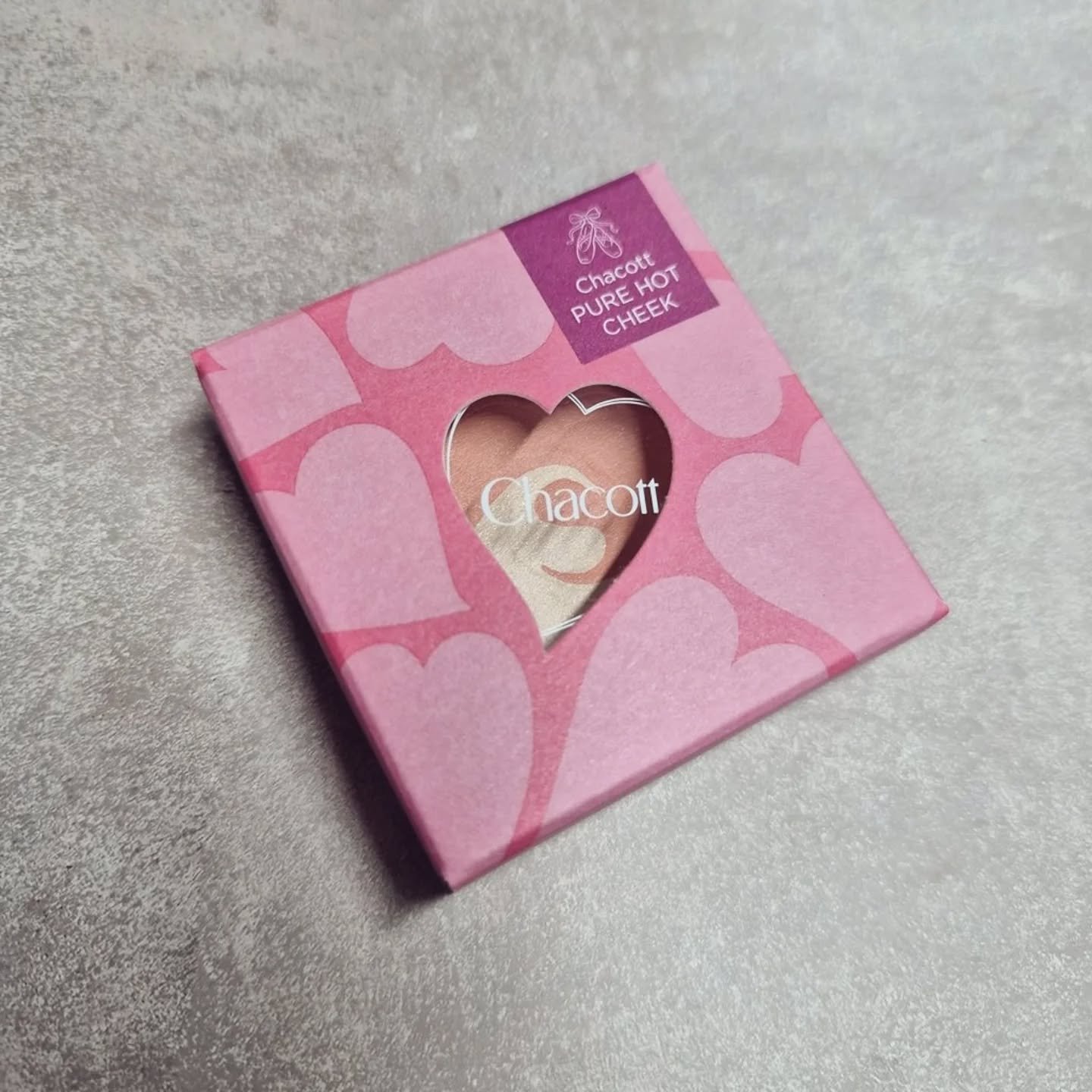 チャコットのバレンタインコスメ「ピュアホットチーク」が新登場🍫💓⁡
⁡
コーラルピンクのチークカラーと、繊細なラメがマーブルチョコみたいになってて、テクいらずでチークとハイライトが完成！👏✨⁡
⁡
粉質しっとりで乾燥する時期にも良さそ