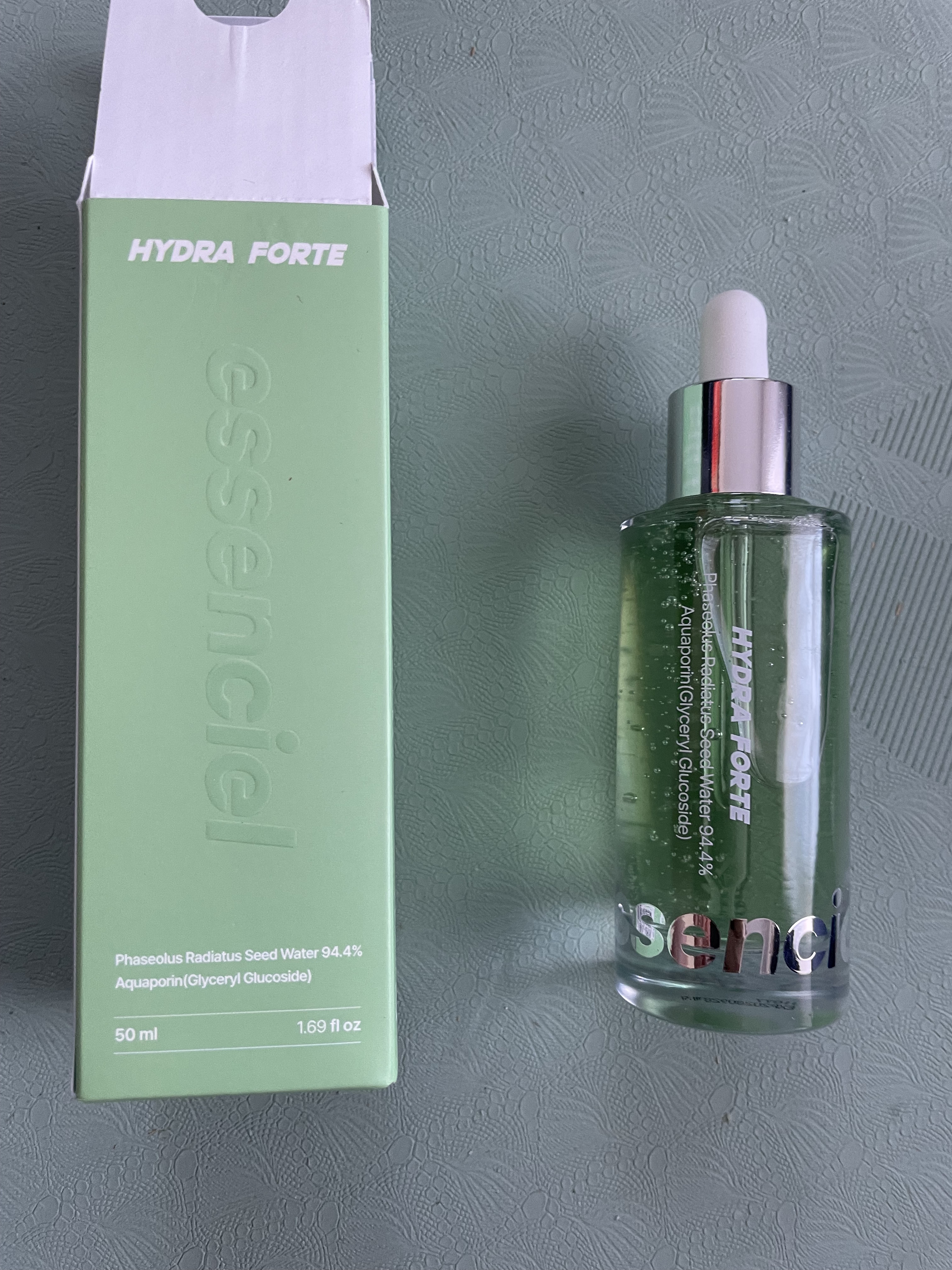 essenciel Hydra Forte Ampouleのクチコミ「乾燥による肌の硬さが気になり使い始めましたが、軽いジェルなのに保湿感が長く続きました。伸びが良.....」（1枚目）