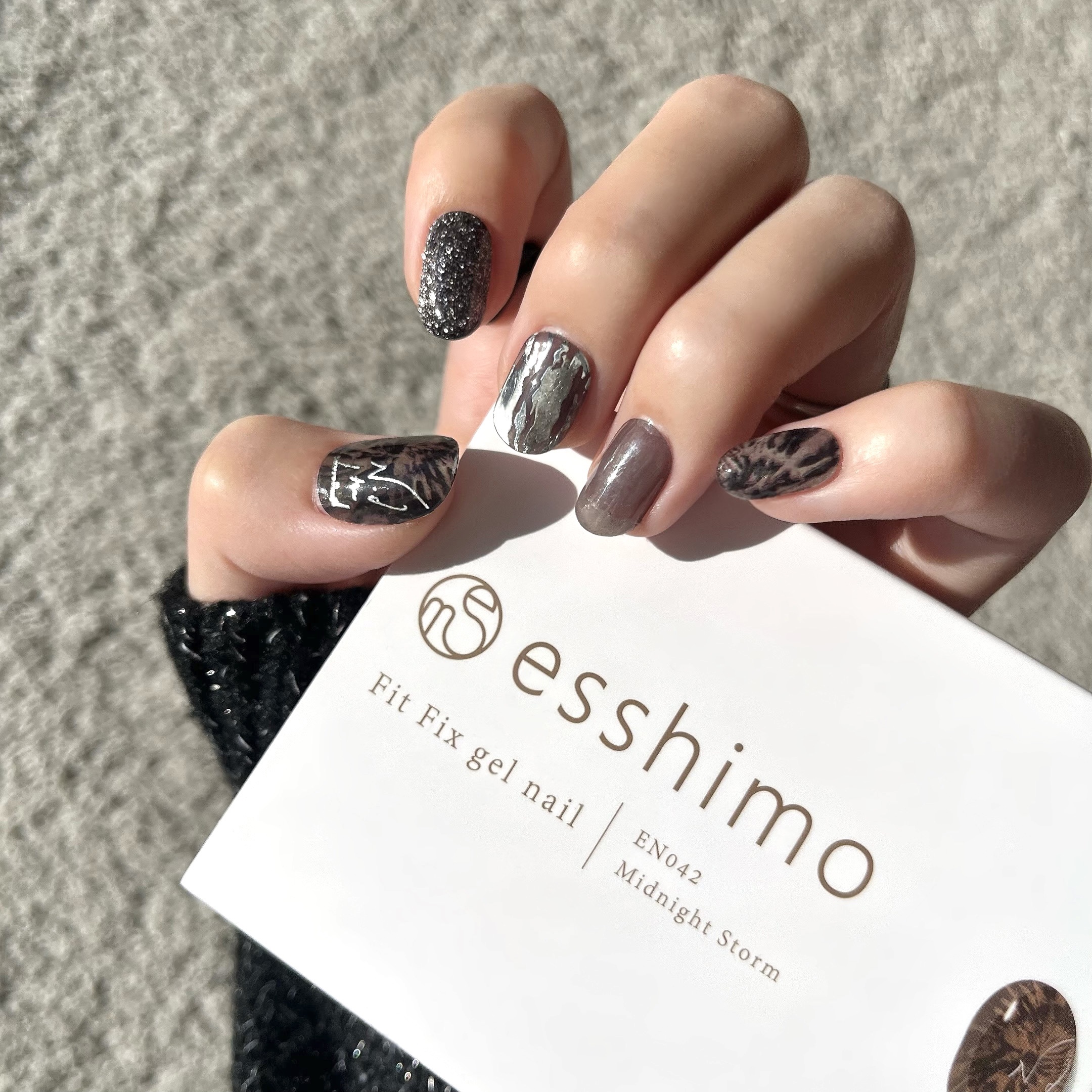 デザインかわいすぎなジェルネイルシール🤍

esshimoさんのを使ってみたよ🥺

アニマル柄とメタリックとがっつりラメと透け感などいろんなデザインが楽しめる強めネイルがツボすぎた🤤❤️
こちらはEN042 Midnight Stor