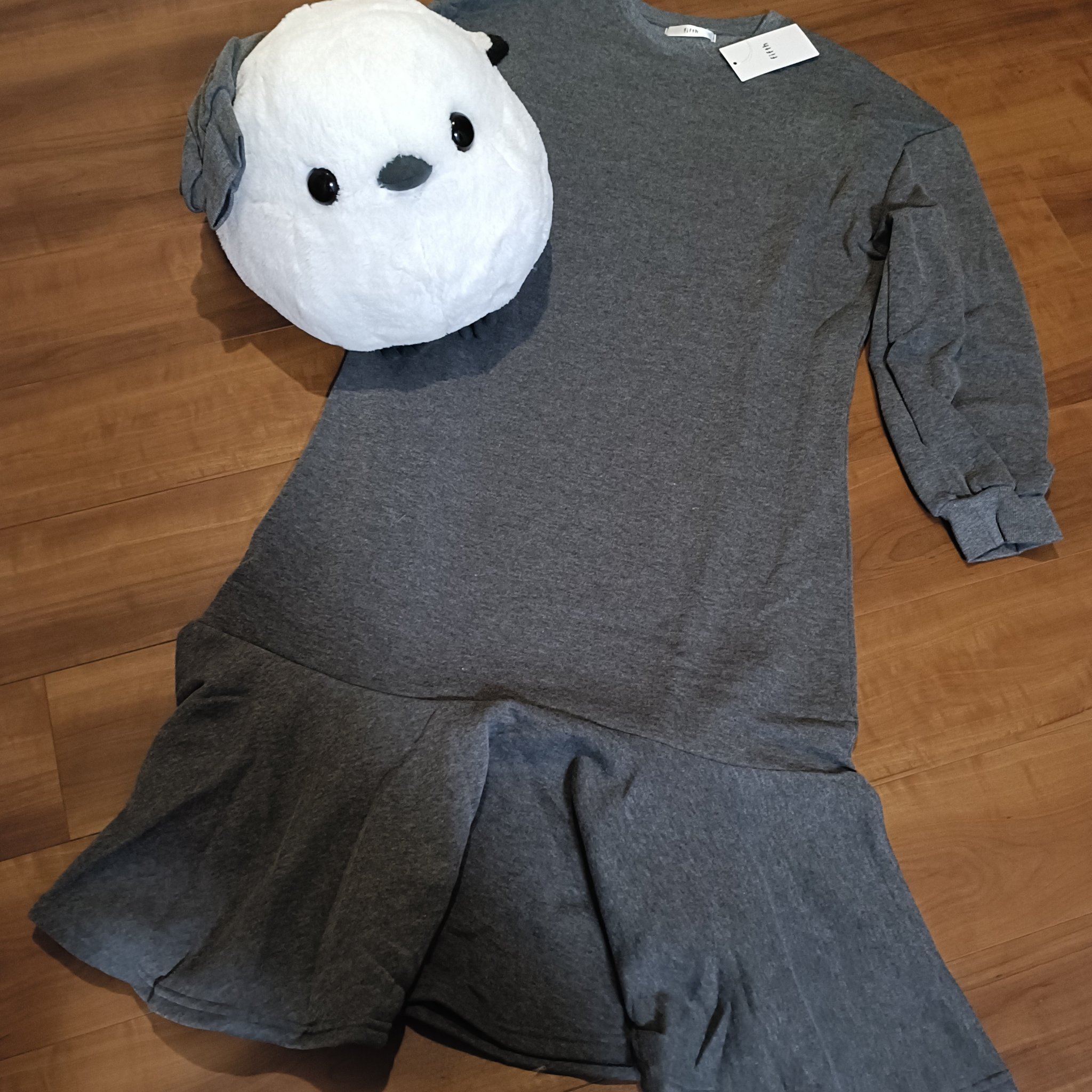 ZOZOTOWNで購入した裏起毛マーメイドワンピ🧜‍♀️
低身長でもちょうど良い膝かくれるくらいの長さ。
柔らかくて暖かいし、しわになりにくい。
一昨年買ったの良かったから同じのリピートした😊
楽すぎて毎日きたい。
