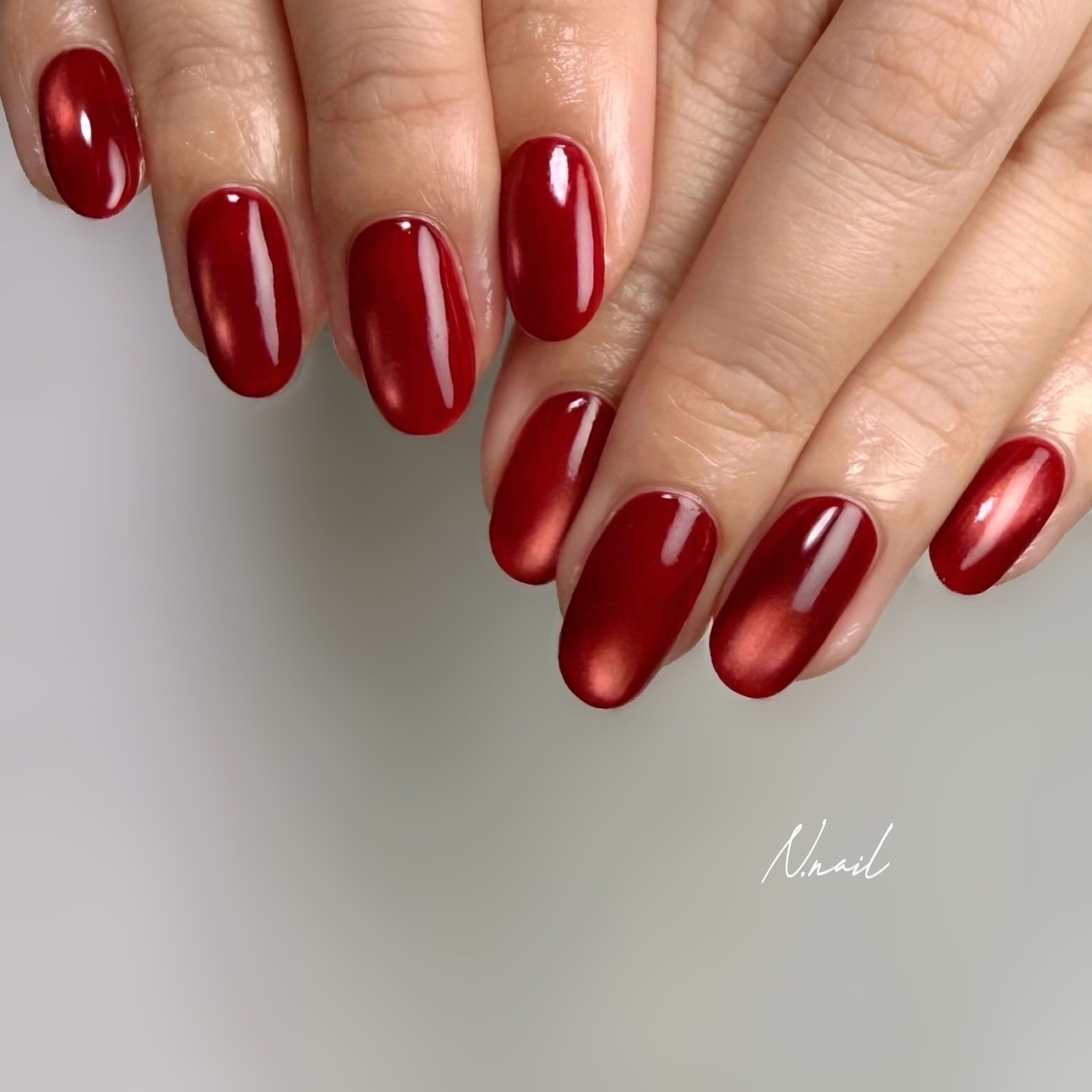 みなさま今年もよろしくお願いいたします🎍
⁡
赤マグ可愛い♡
⁡
⁡
@tominail.japan 

⁡
#マグネットネイル#正月ネイル#冬ネイル#ワンカラーネイル#赤ネイル