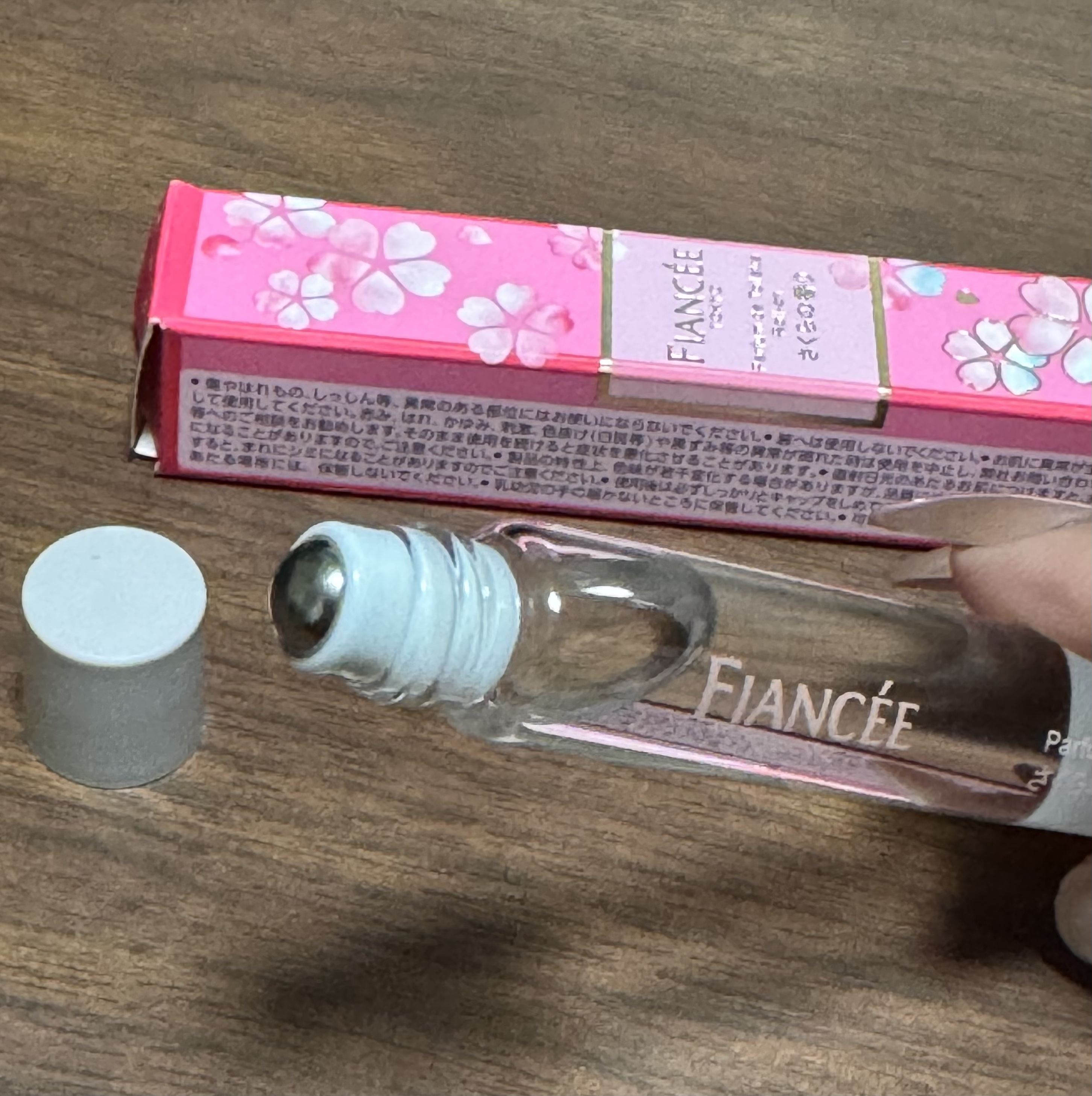 パルファンドトワレ ロールオン さくらの香り/フィアンセ/香水を使ったクチコミ（2枚目）
